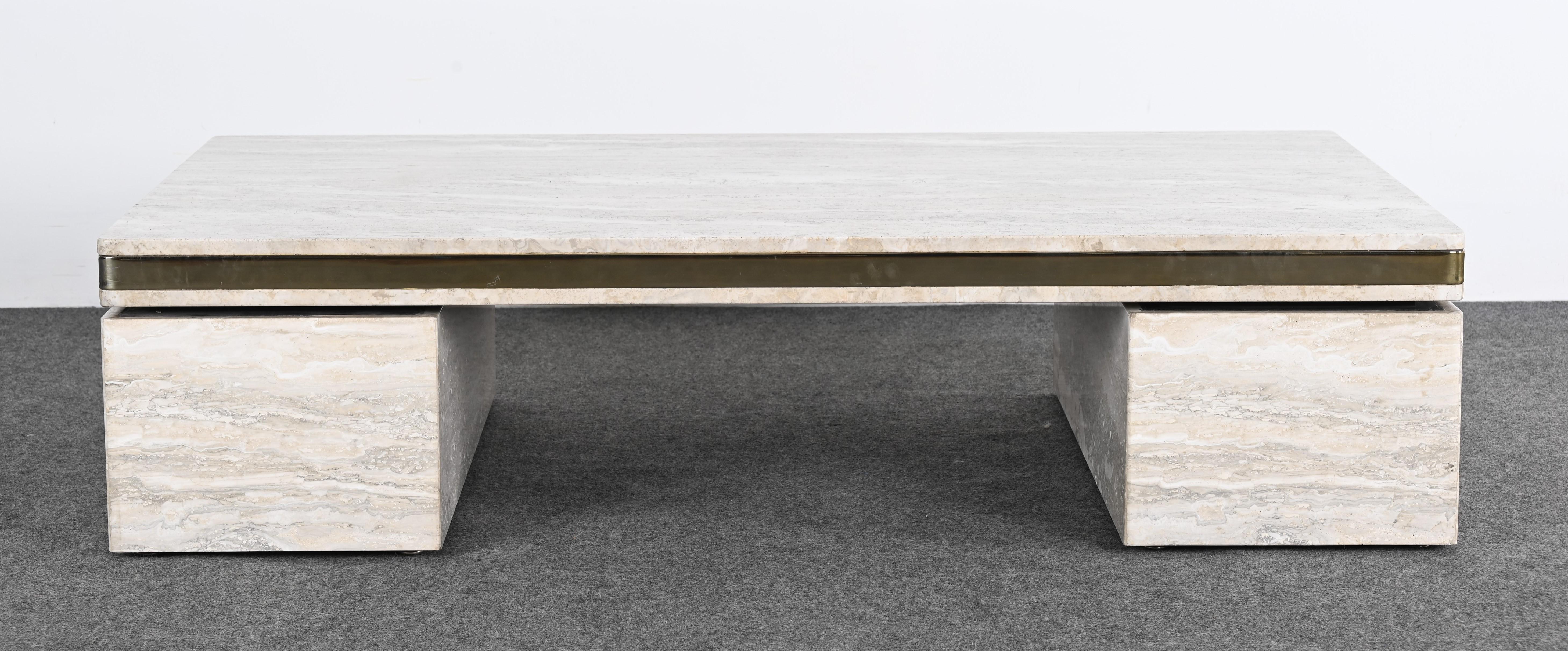 Une table basse ou une table de cocktail monumentale et étonnante en travertin à la manière de Karl Springer. Cette table serait parfaite dans une maison moderne du milieu du siècle ou contemporaine. Il pourrait être stylisé avec des meubles