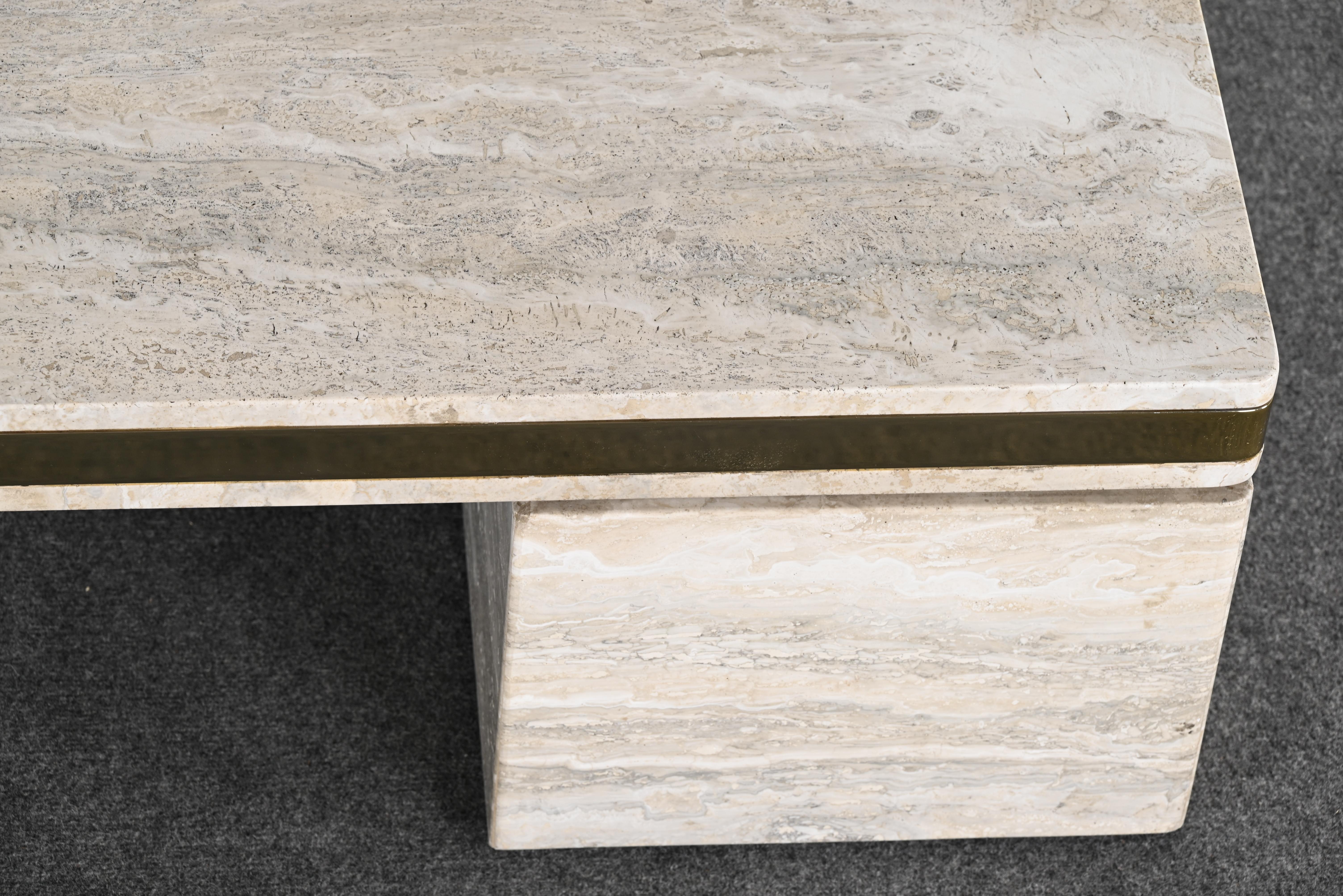 Travertin Table basse monumentale en travertin et acier inoxydable style Karl Springer en vente