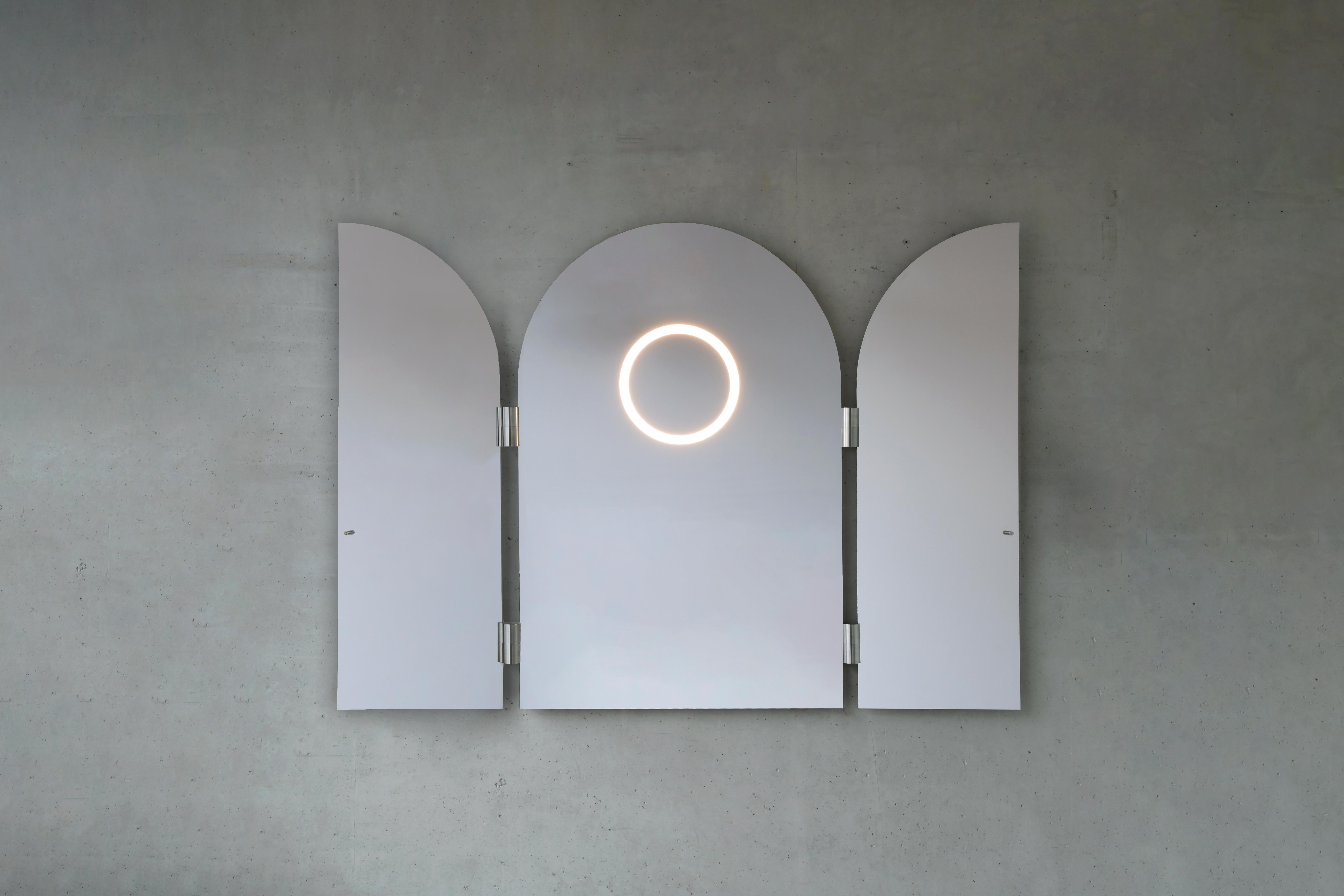 Monumental triptychs Mirror by Jesse Visser
Dimensions: 165 x 230 x 5 cm
Polished stainless steel, dimmable led light

Jesse Visser presents imposing monumental limited editions: triptychs – of which the largest is 1.65 meters high and 2.30
