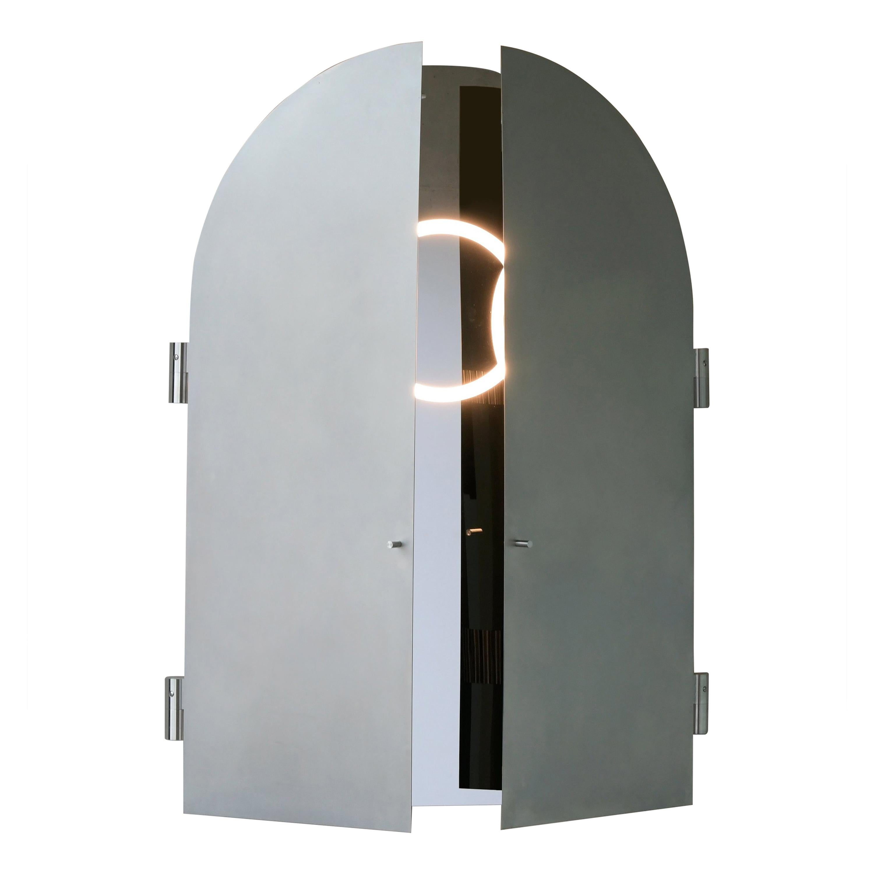 Monumental triptychs mirror by Jesse Visser
Dimensions: 165 x 230 x 5 cm
Polished stainless steel, dimmable led light

Jesse Visser presents imposing monumental limited editions: triptychs – of which the largest is 1.65 meters high and 2.30