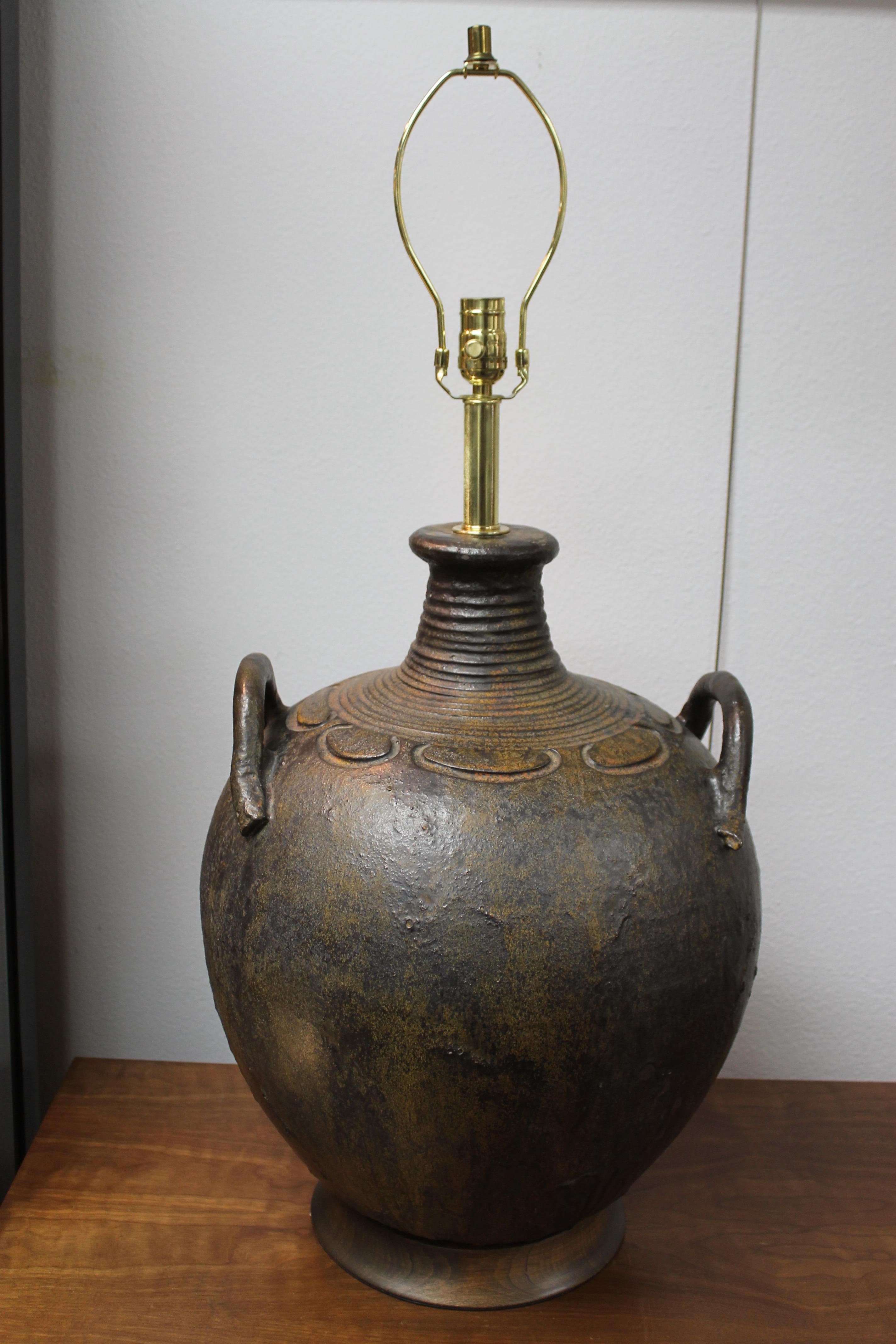 Monumentale Tischlampe mit zwei Griffen aus Keramik (amerikanisch) im Angebot
