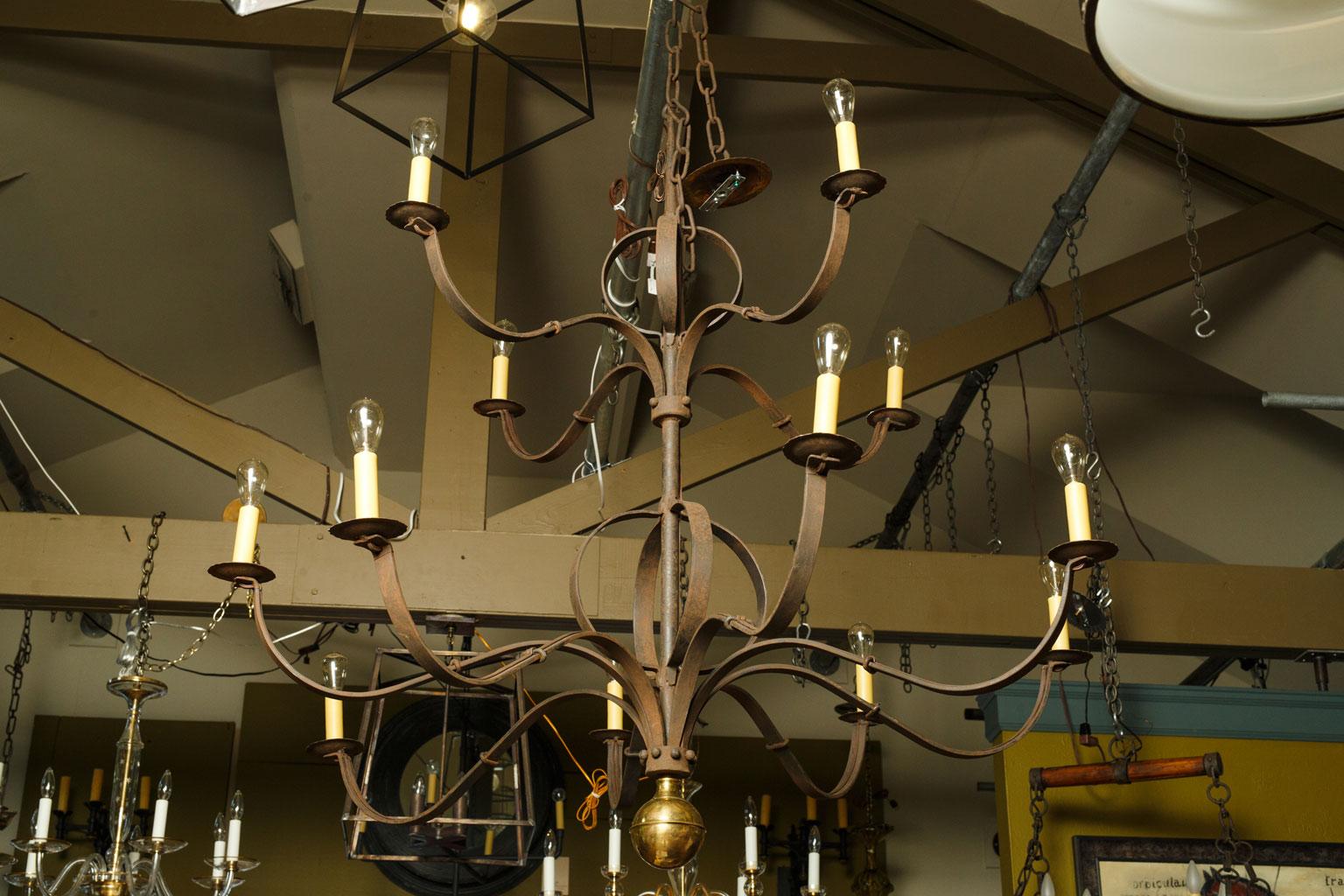 Monumentale lampadario a due piani in ferro forgiato 