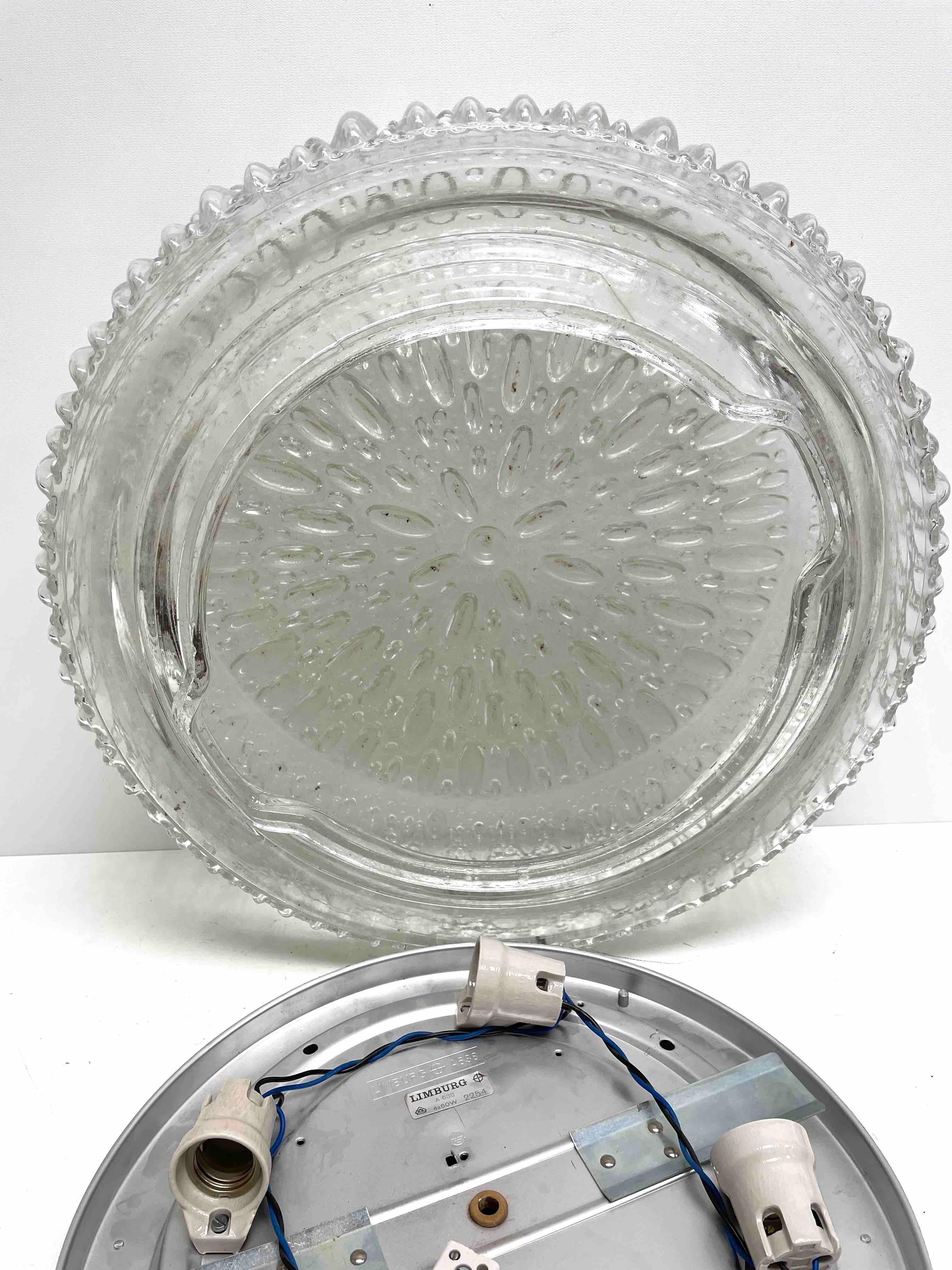 Plafonnier encastré monumental en verre bullé de style Tynell Limburg, années 1960 en vente 3