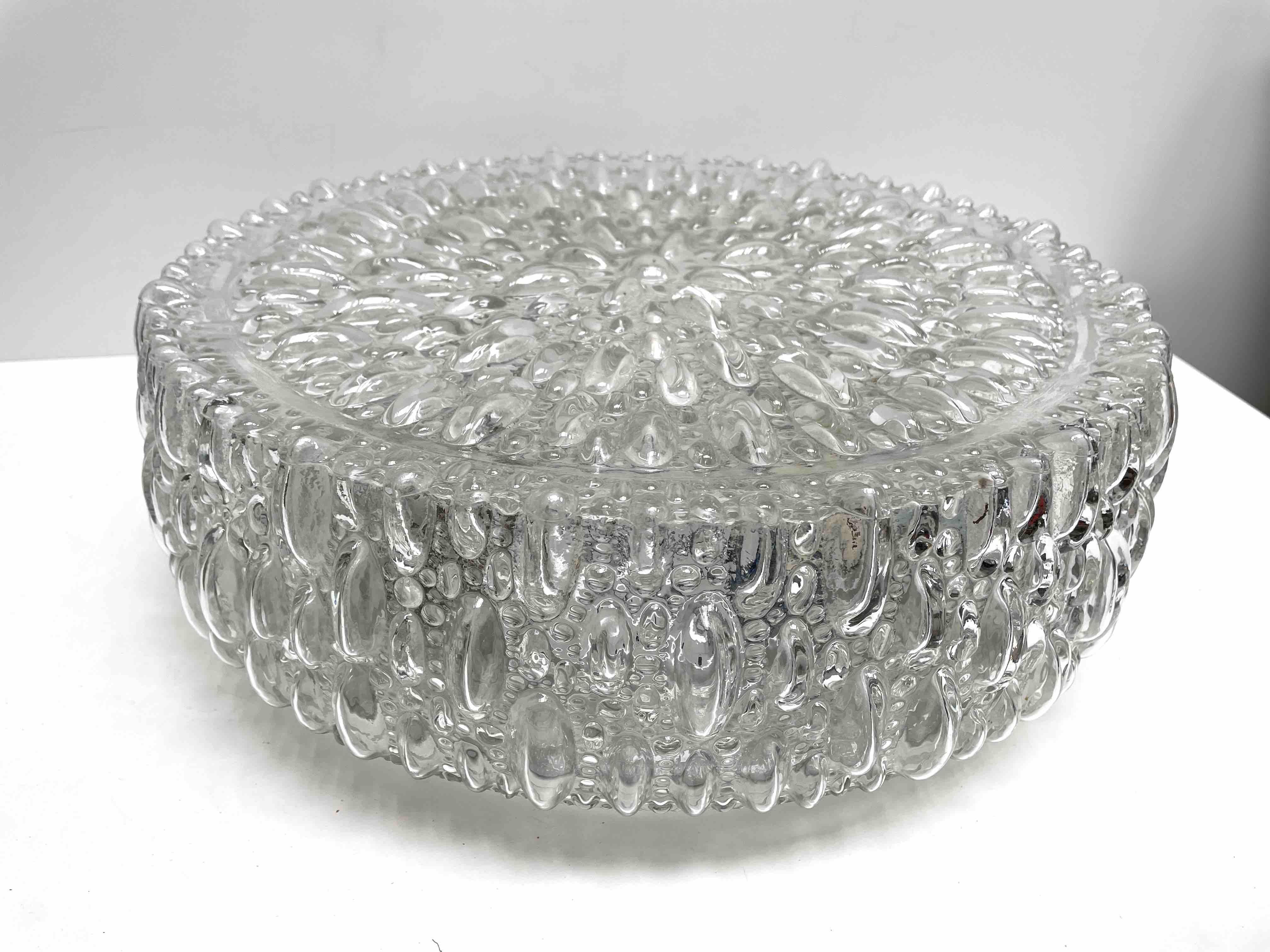 Allemand Plafonnier encastré monumental en verre bullé de style Tynell Limburg, années 1960 en vente