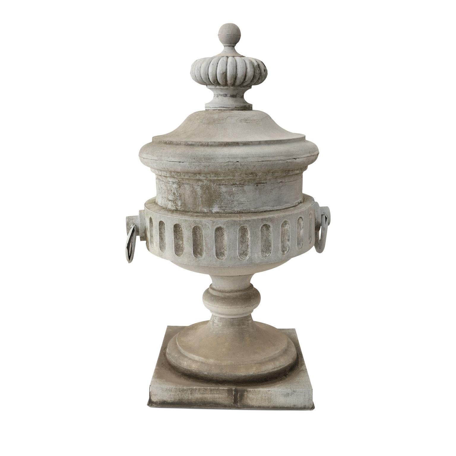 Monumentaler urnenförmiger Zink-Finale im Angebot 5