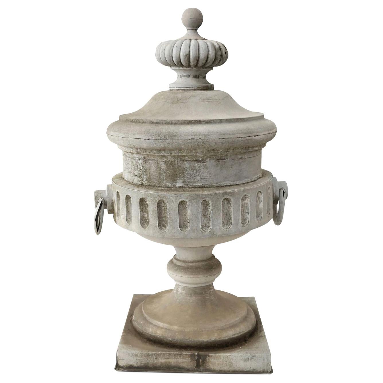 Monumentaler urnenförmiger Zink-Finale (Neoklassisch) im Angebot