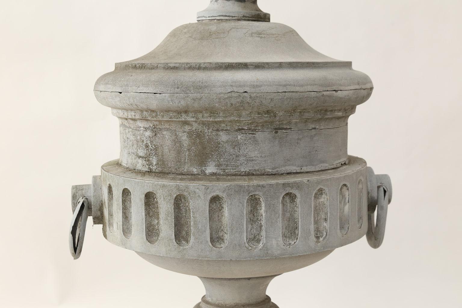 Monumentaler urnenförmiger Zink-Finale (Französisch) im Angebot