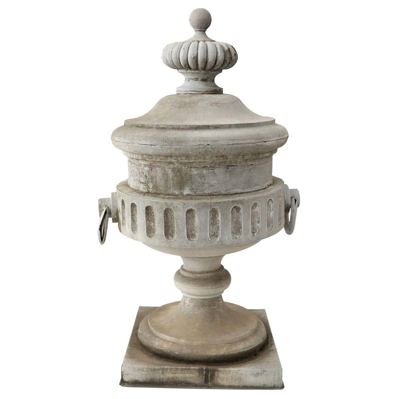 Épi de faîtage monumental en zinc en forme d'urne : élément architectural extrêmement décoratif provenant d'un bâtiment français du XIXe siècle.