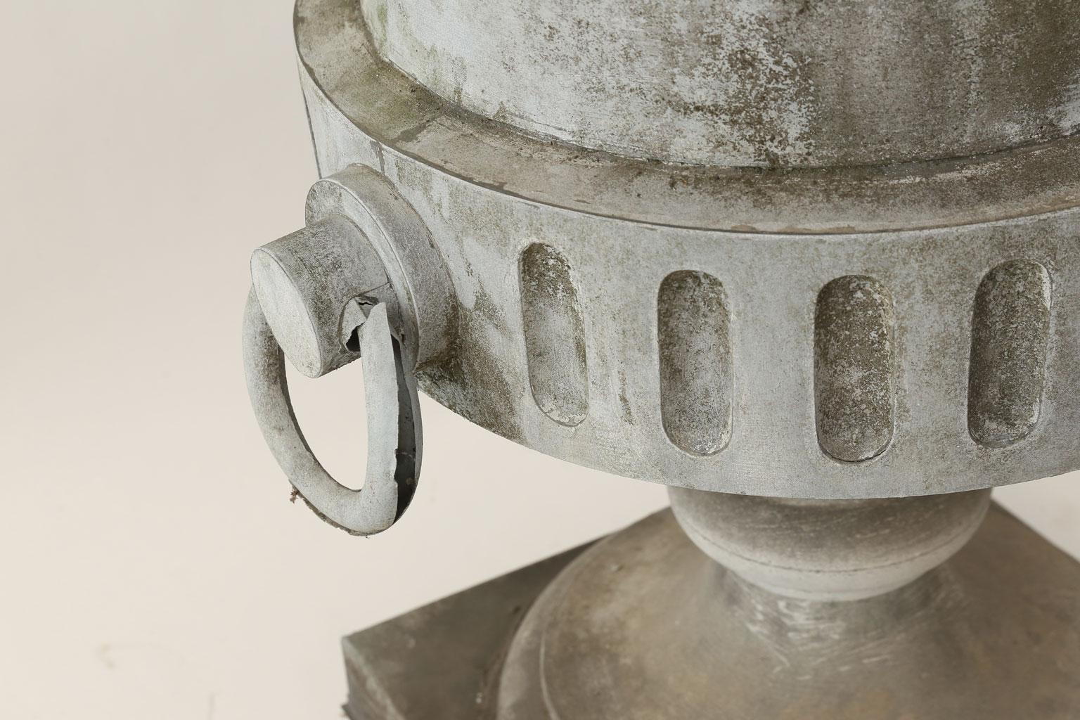 Monumentaler urnenförmiger Zink-Finale im Zustand „Relativ gut“ im Angebot in Houston, TX