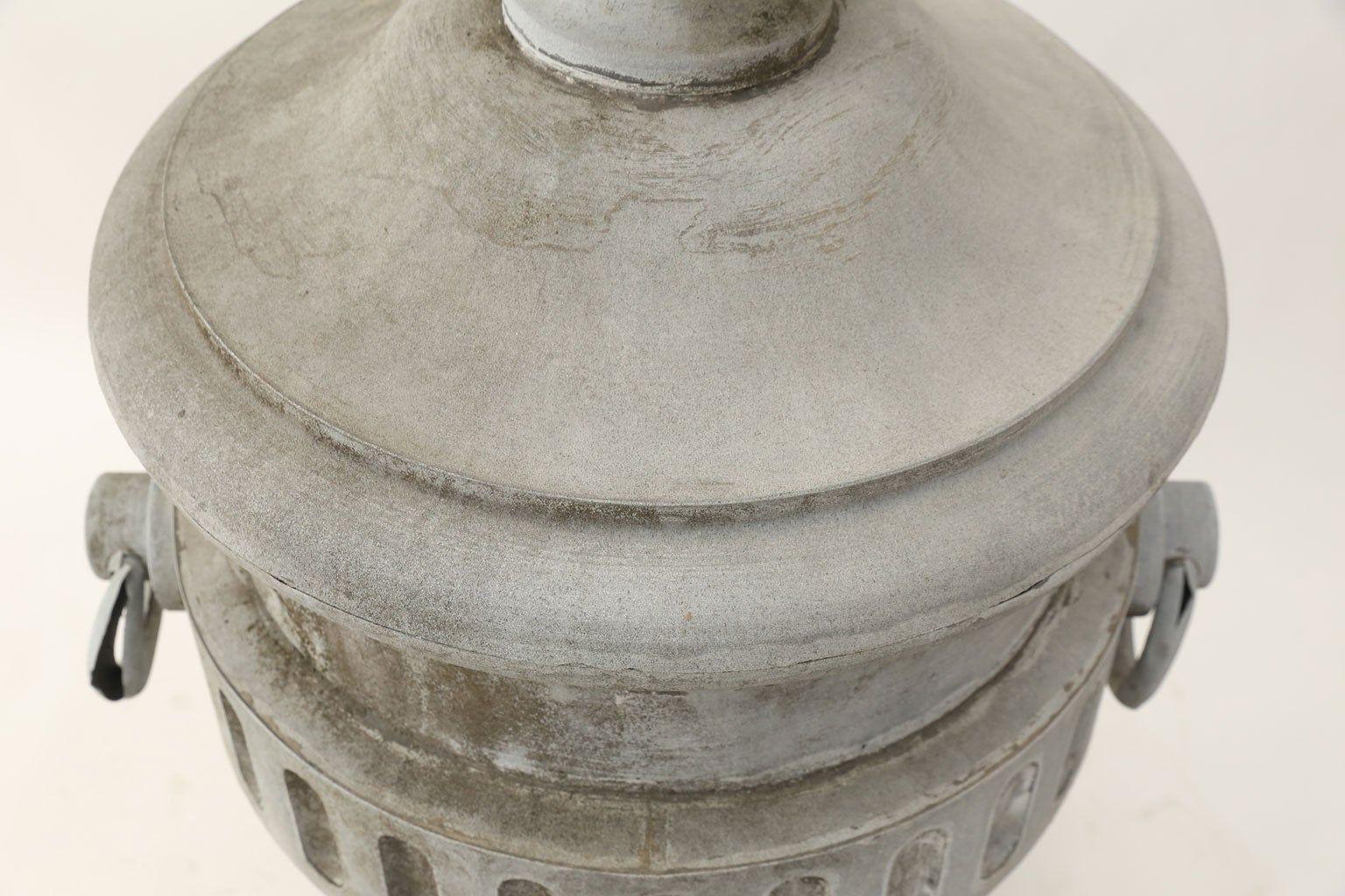 Zinc Finale monumentale en zinc en forme d'urne en vente