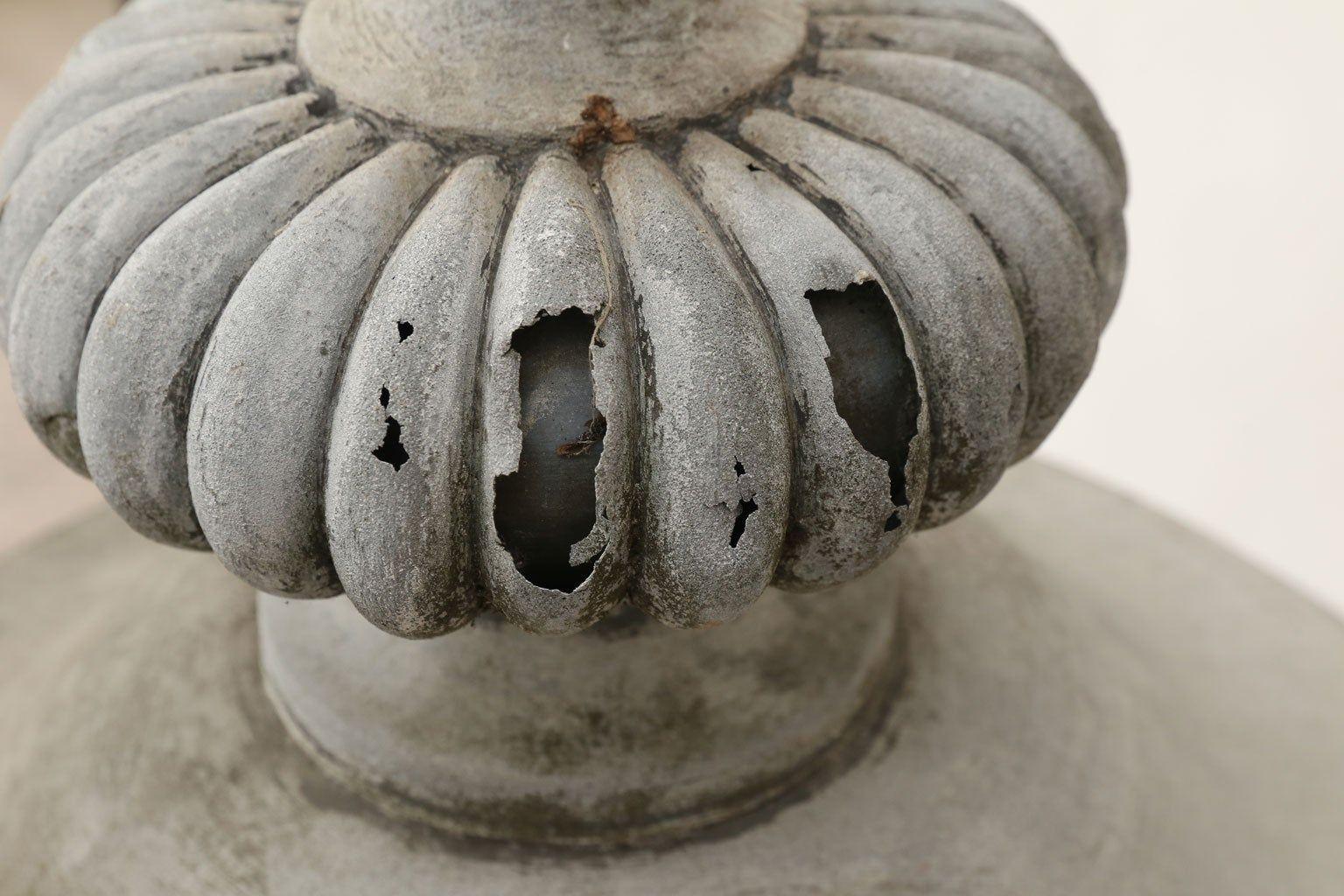 Finale monumentale en zinc en forme d'urne en vente 1