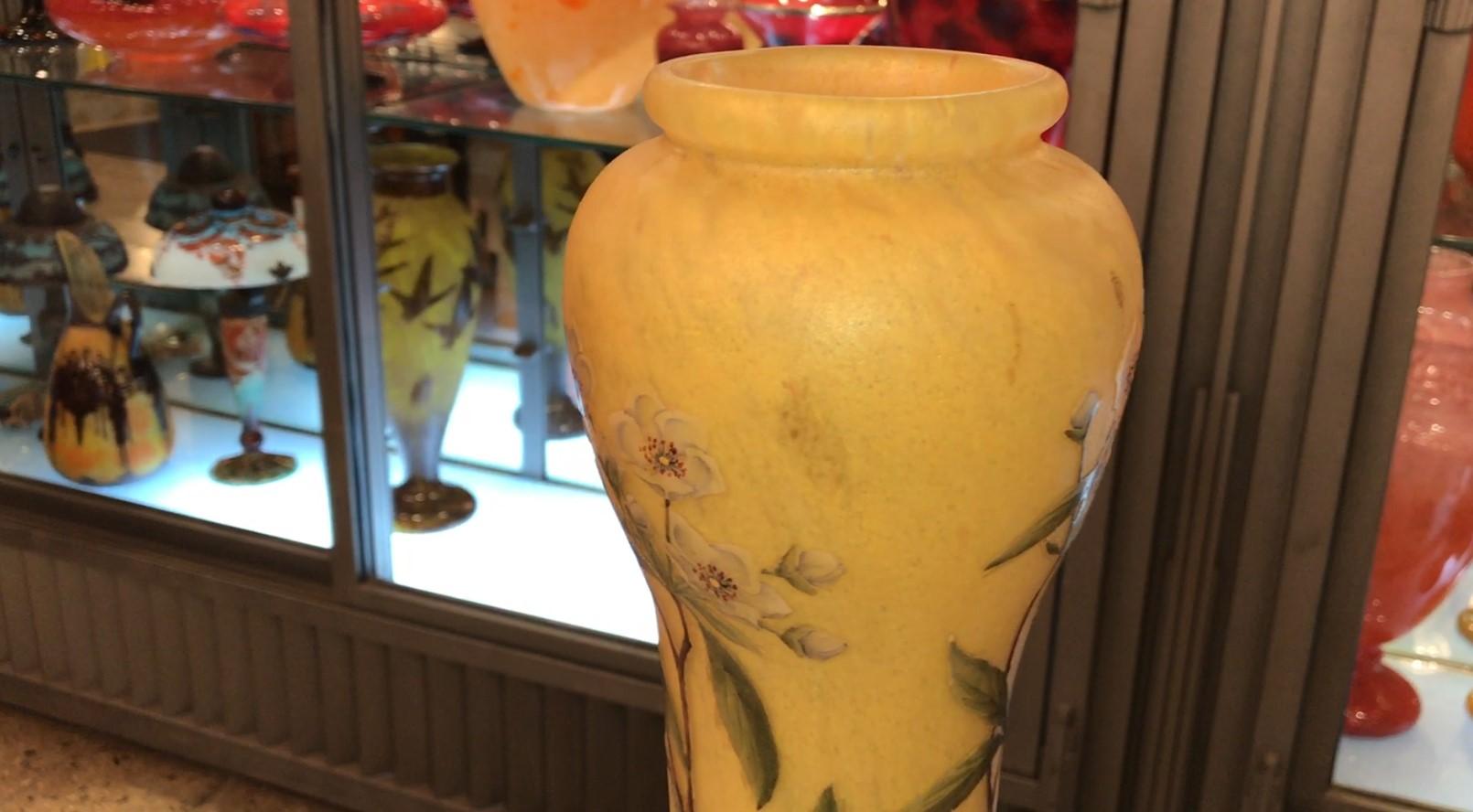Monumentale Vase, signiert: Daum Nancy, Frankreich, ( Kirschblütenblüten) Stil: Jugendstil im Angebot 11