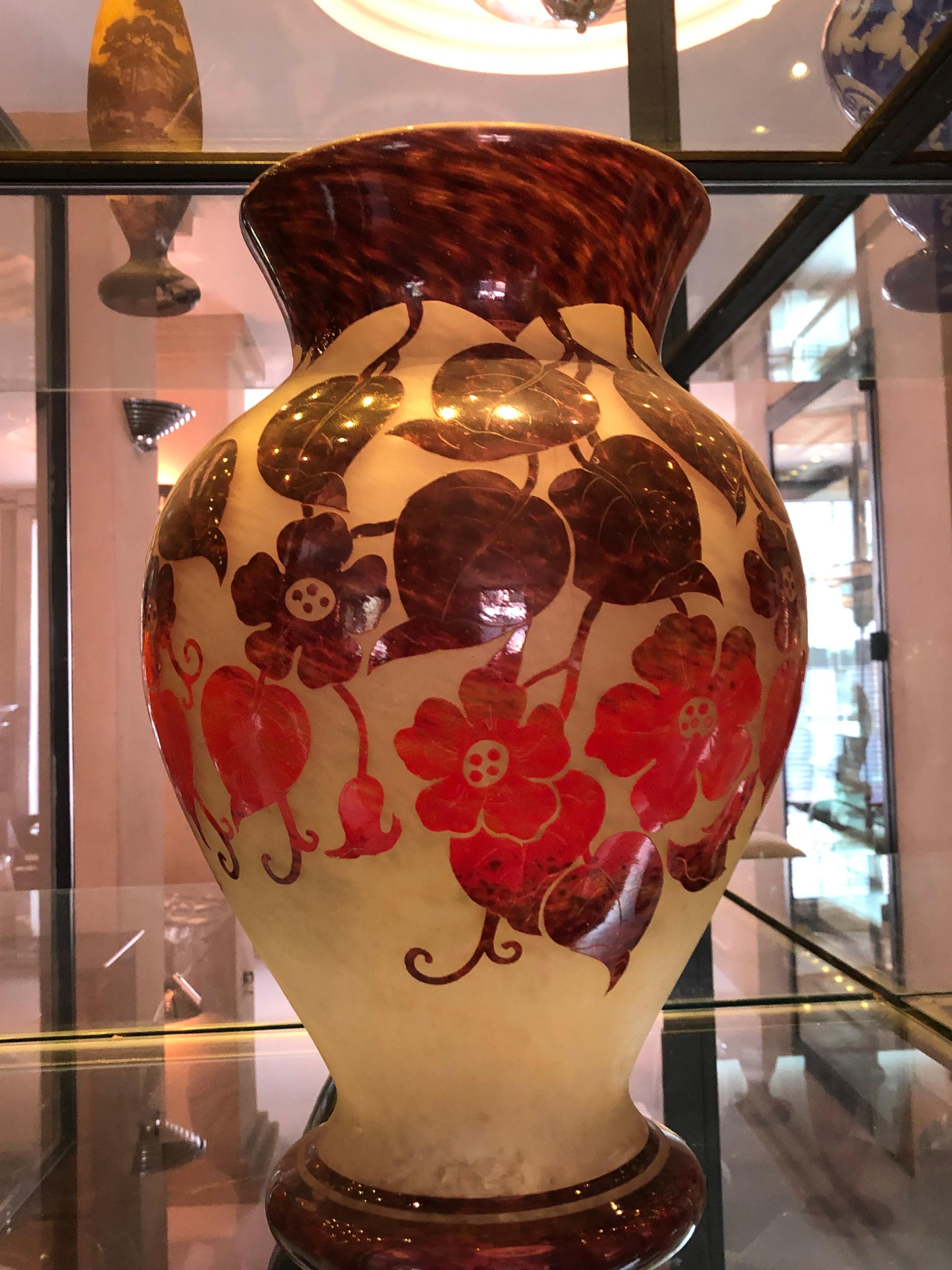 Monumentale Vase Zeichen: Degué im Angebot 1