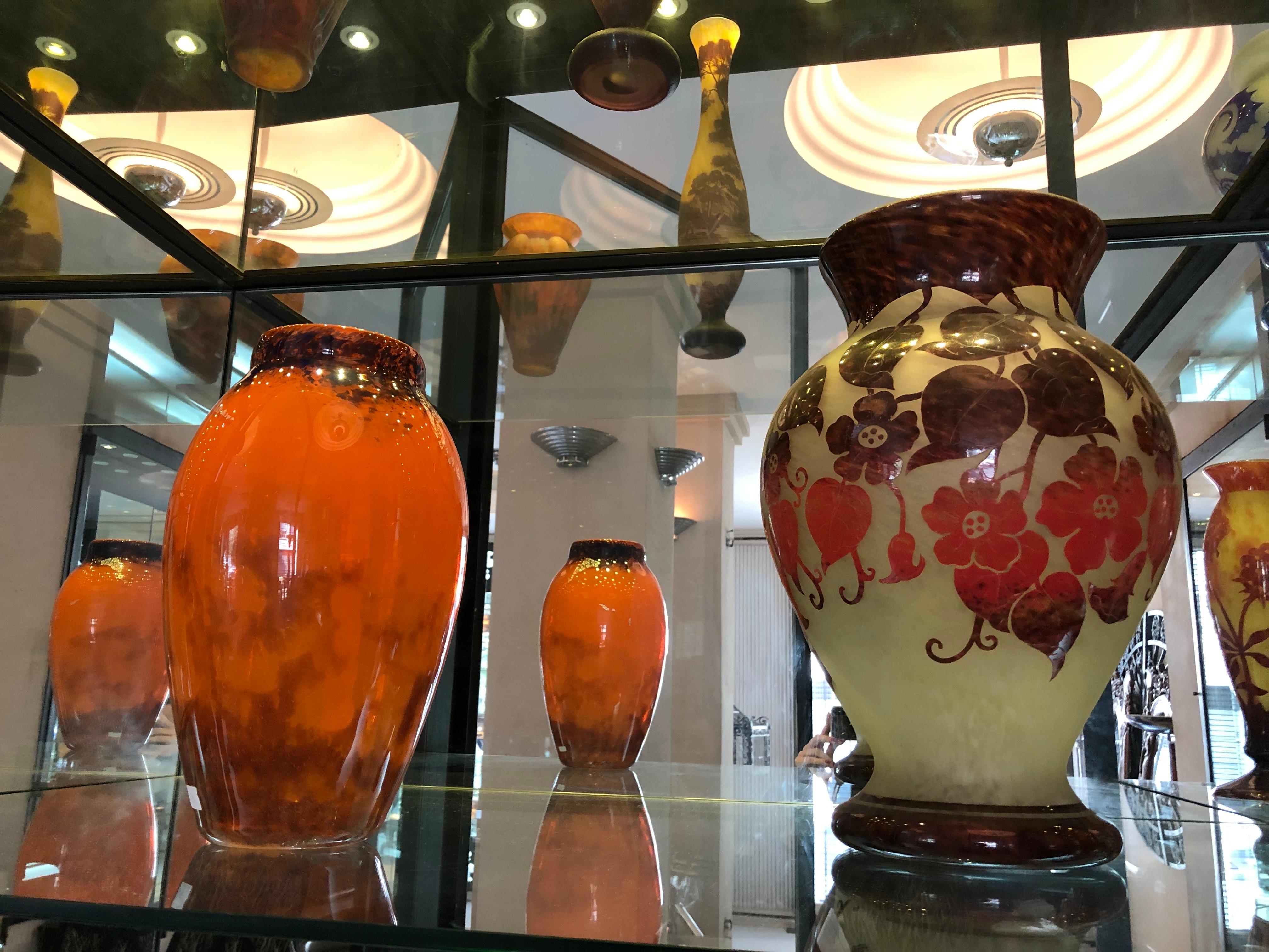 Monumentale Vase Zeichen: Degué im Angebot 2