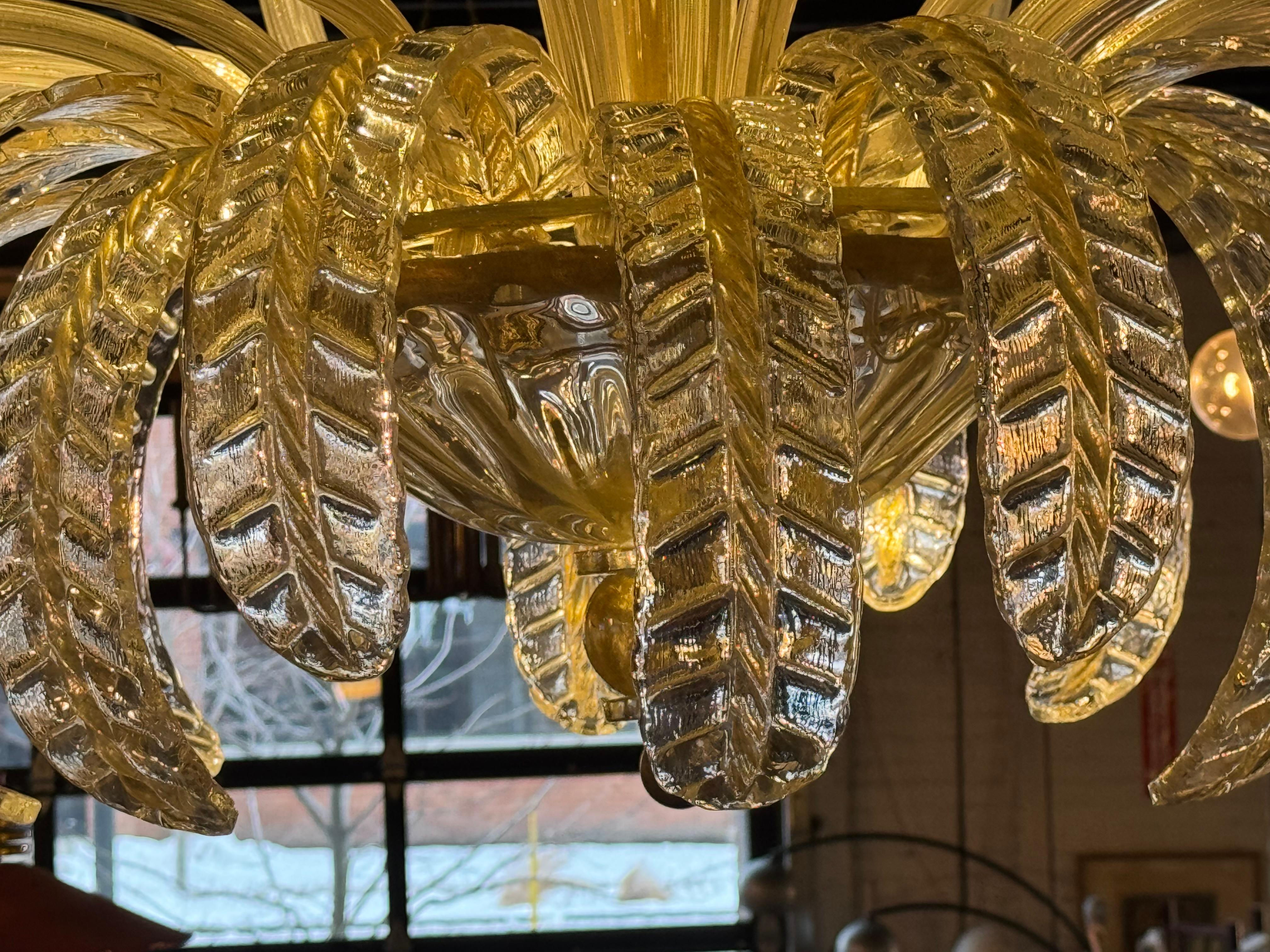 Italiano Monumentale lampadario veneziano Barovier in vetro di Murano dorato, Italia, anni '50