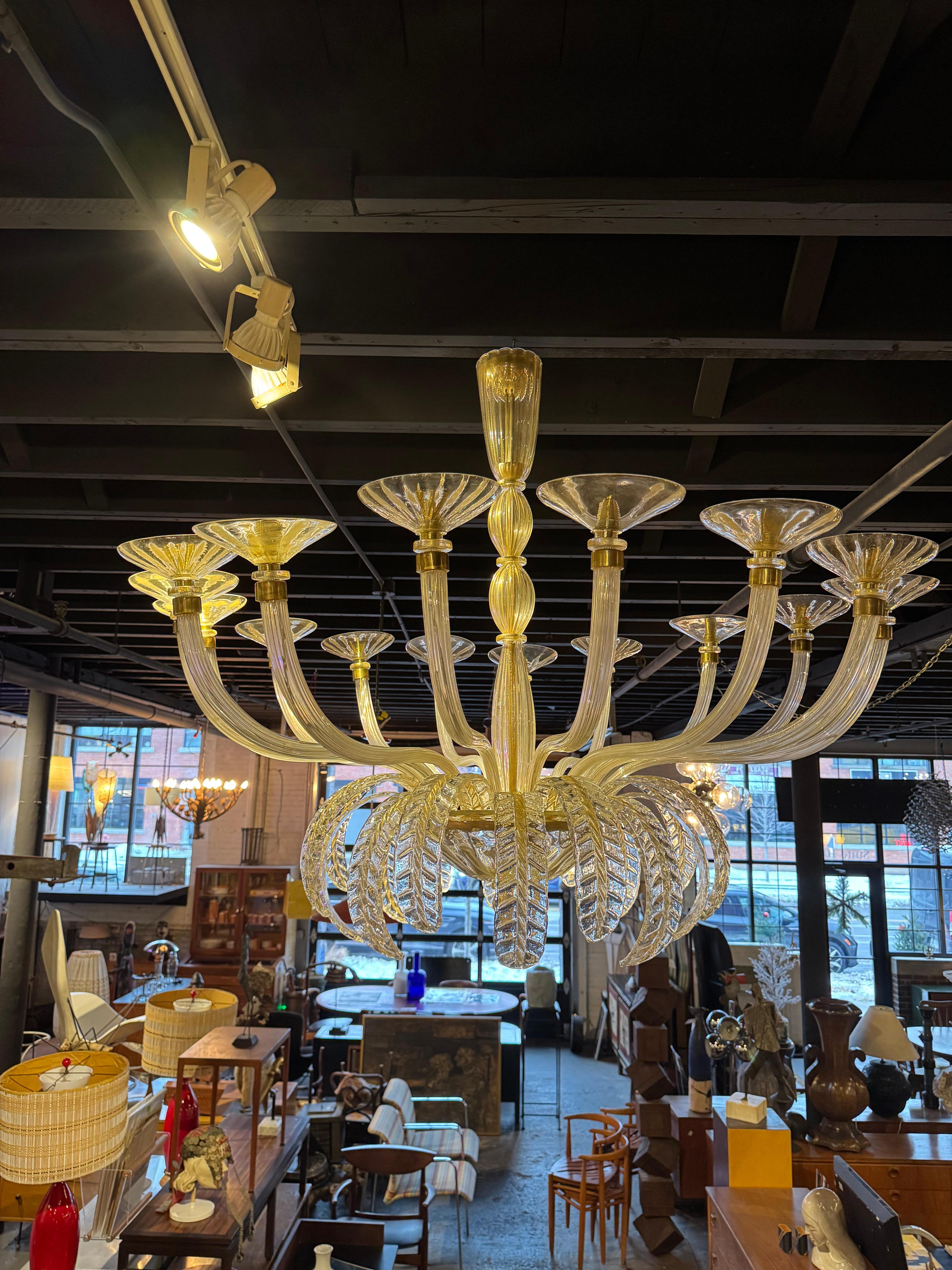 Metà XX secolo Monumentale lampadario veneziano Barovier in vetro di Murano dorato, Italia, anni '50