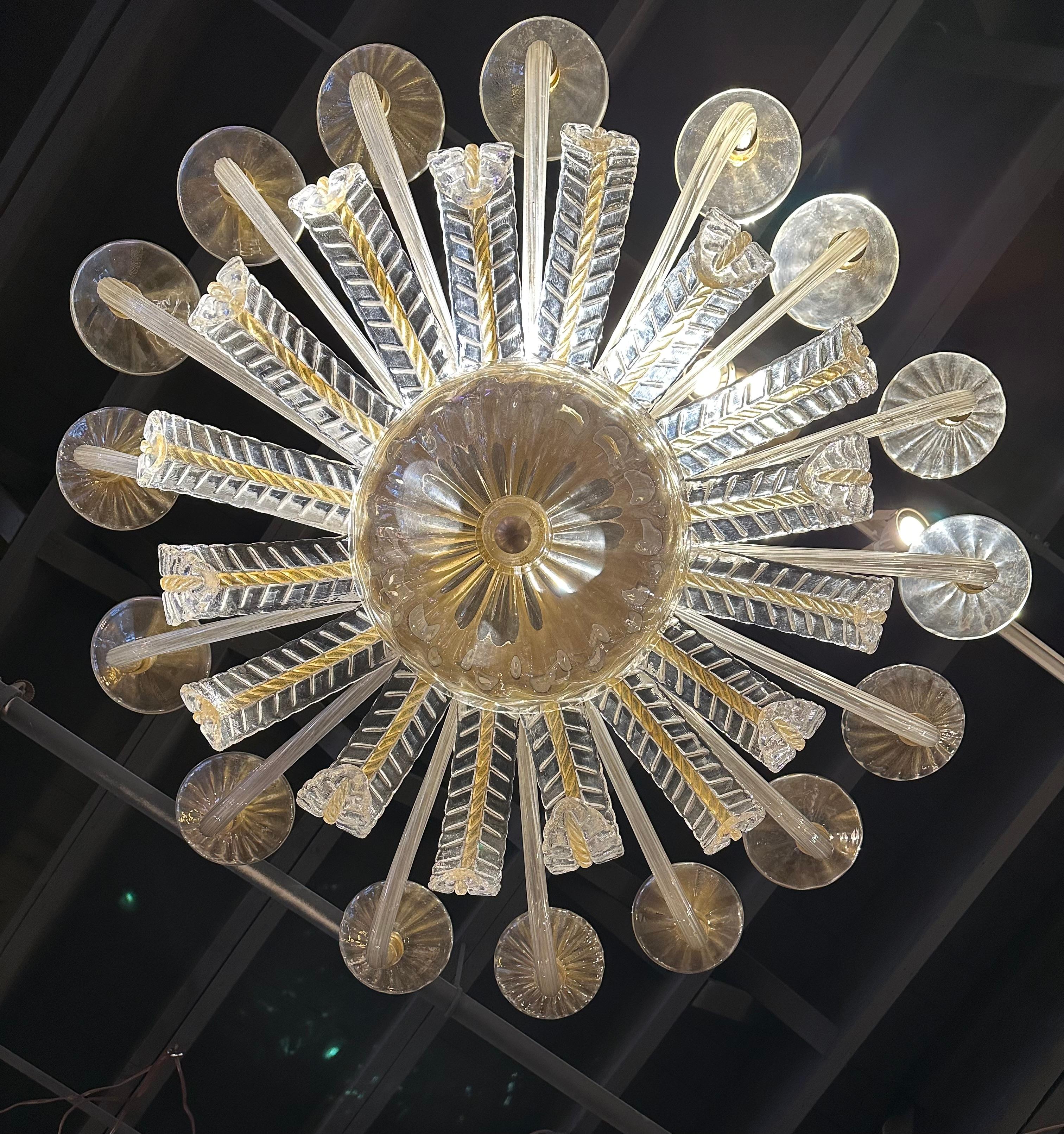 Vetro artistico Monumentale lampadario veneziano Barovier in vetro di Murano dorato, Italia, anni '50