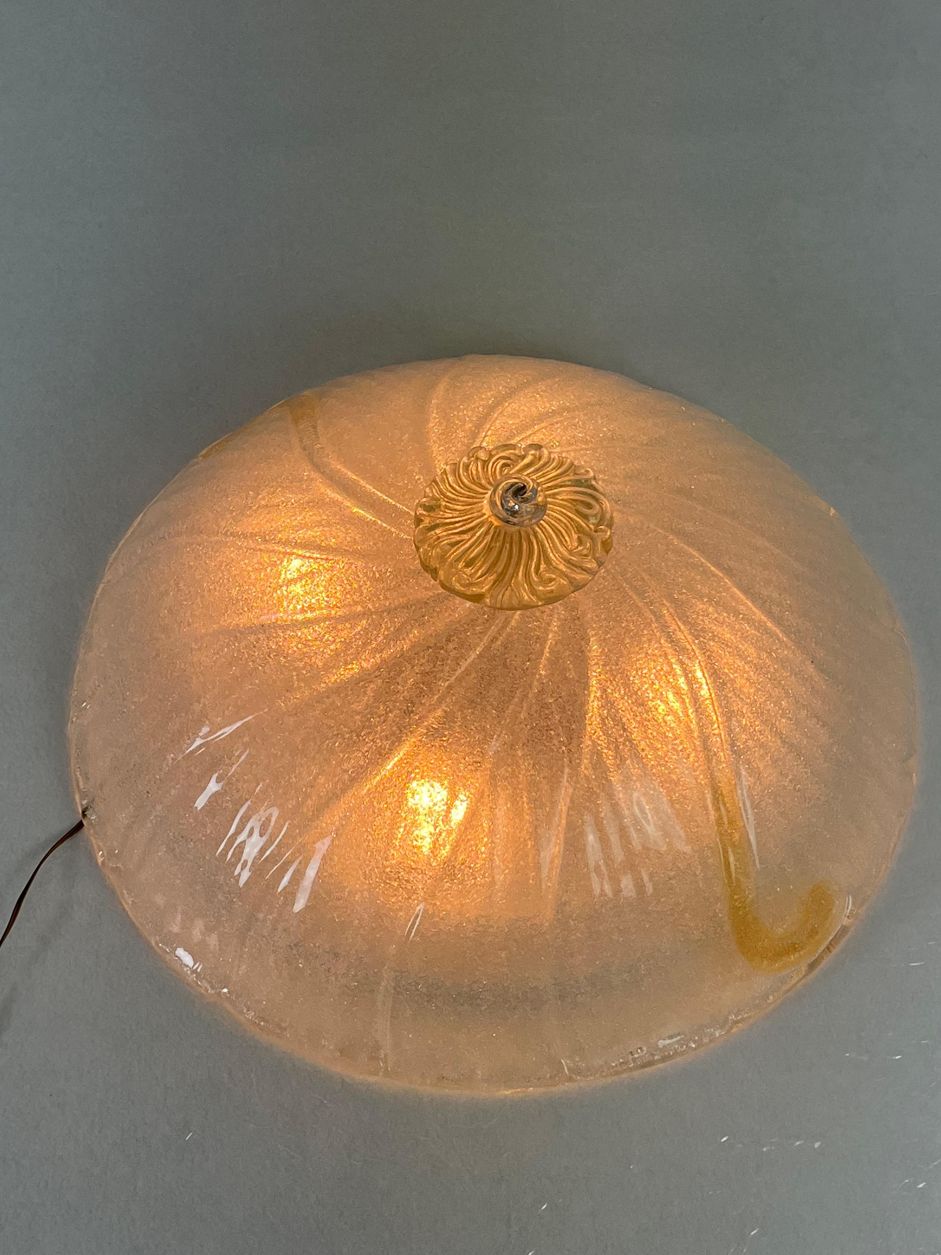 Monumental lámpara de techo veneciana de 4 luces de cristal de Murano, años 80
Diámetro cm 65, lámparas e27.
Estructura metálica intacta y en buen estado.