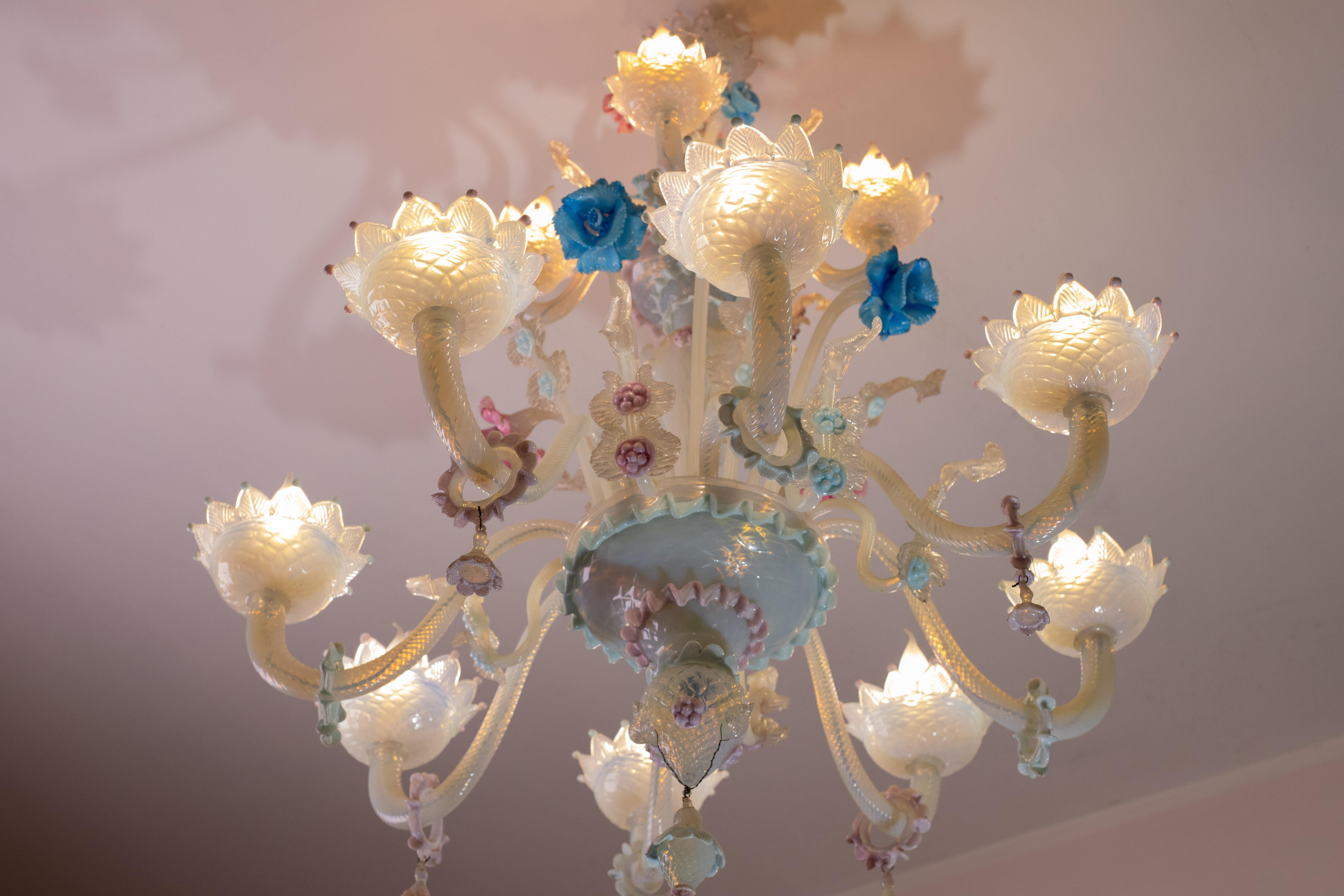 Monumental lustre Murano à fleurs vénitiennes, 12 bras de lumière, années 1950 en vente 9