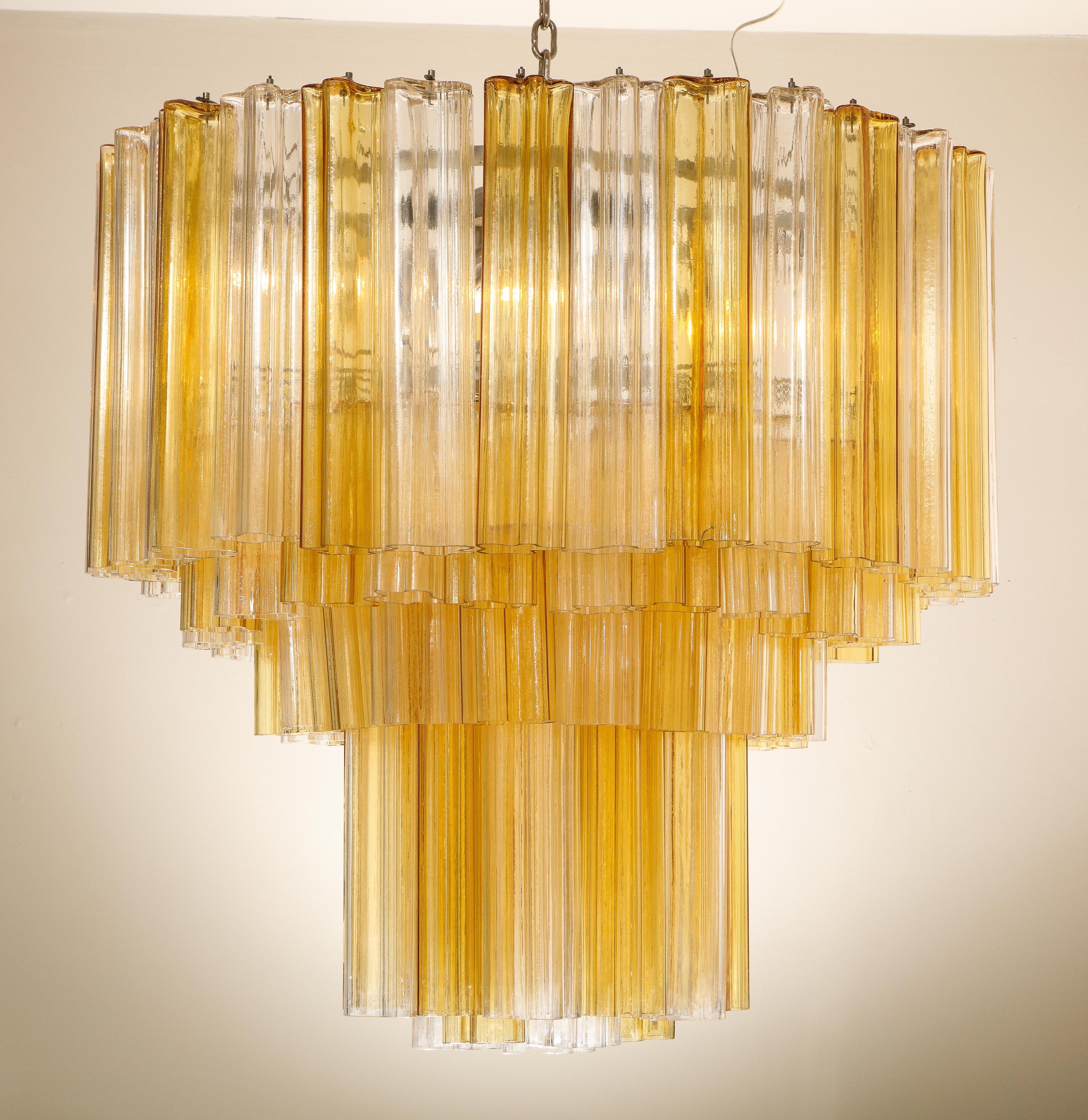 Monumentale lampadario Venini in vetro Tronchi trasparente e ambrato. Alcuni pezzi di vetro presentano piccole scheggiature o crepe. In totale ci sono 20 prese.