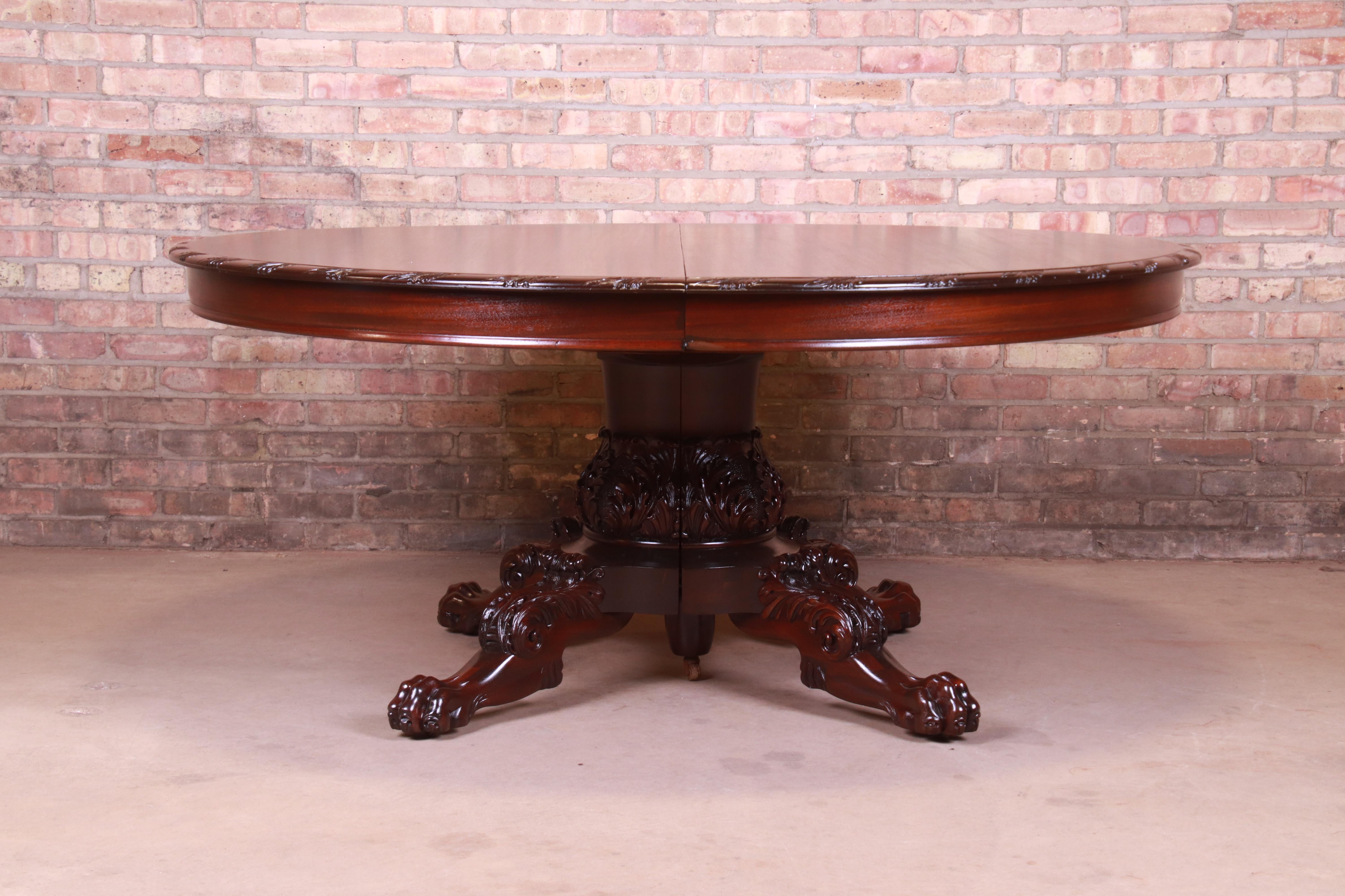An outstanding monumental antique Victorian extension pedestal dining table.

Attributed to R.J. Horner & Co.,

USA, late 19th century

Solid mahogany, with carved trim and ornate carved expanding pedestal with paw feet.

Measures: 65.75