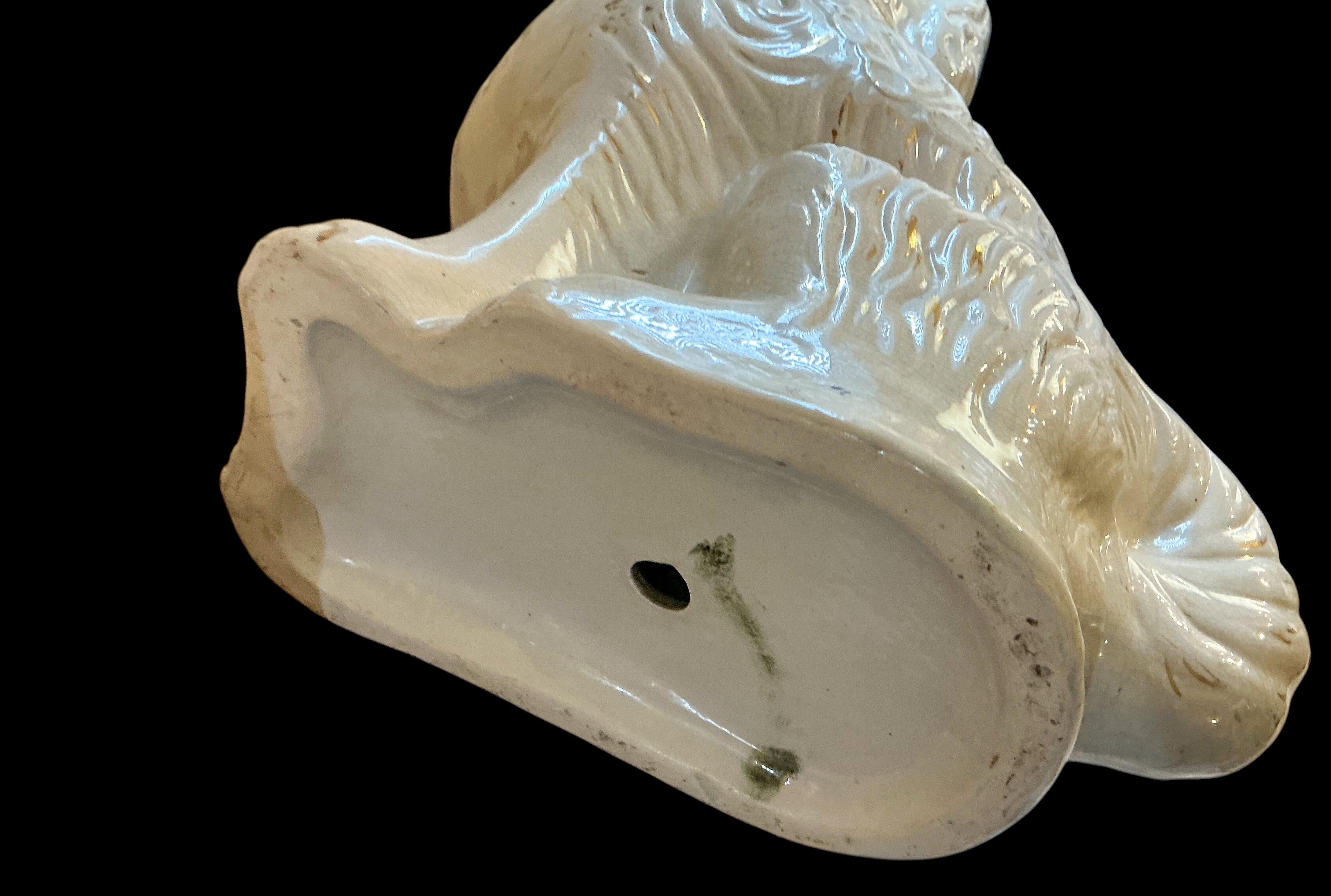 Se trata de una pareja de perros staffordshire Spaniel a escala muy grande de la Época Victoriana. Tienen detalles dorados alrededor de la cadena y el cierre. El hocico y el morro, junto con otros detalles, están pintados a mano. Tienen un desgaste