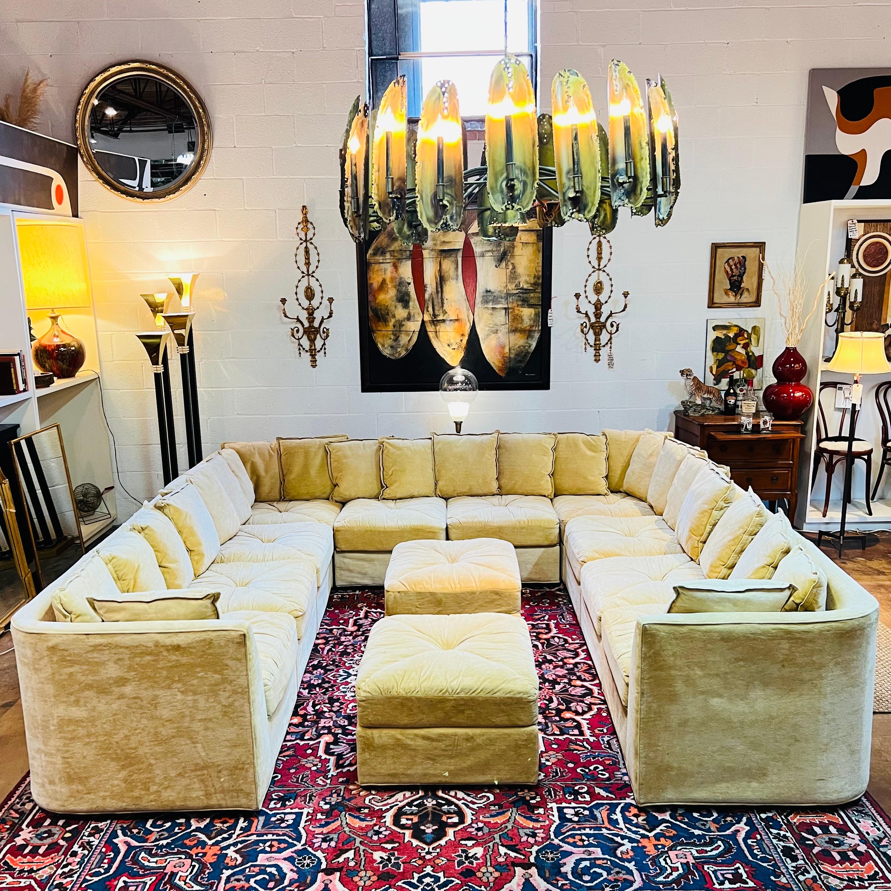 Ils ne sont plus fabriqués comme ça ! Ce spectaculaire canapé modulaire monumental se compose de six pièces d'angle régulières et de quatre pièces d'angle arrondies, ainsi que de deux ottomans roulants. Conçu pour former une grande constellation