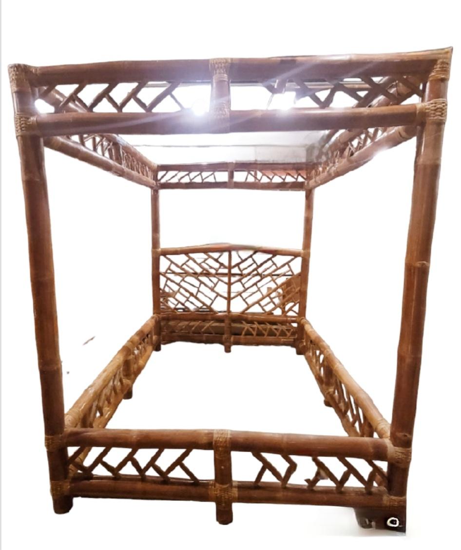 Fatto a mano Monumentale struttura del letto Queen a baldacchino cinese Chippendale di bambù d'epoca in vendita