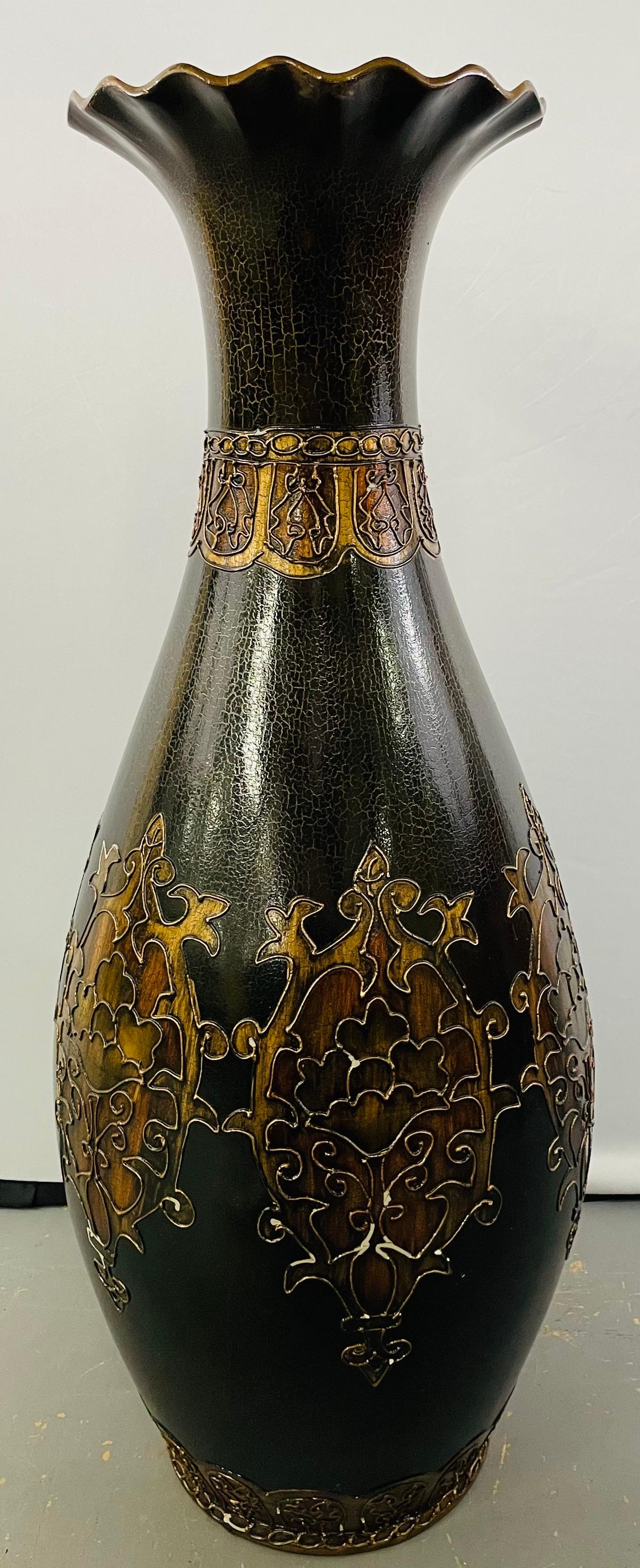Monumentaler Jugendstil-Stil in Schwarz und Gold  Emaillierte Vase mit floralem Radierungsdesign (Art nouveau) im Angebot