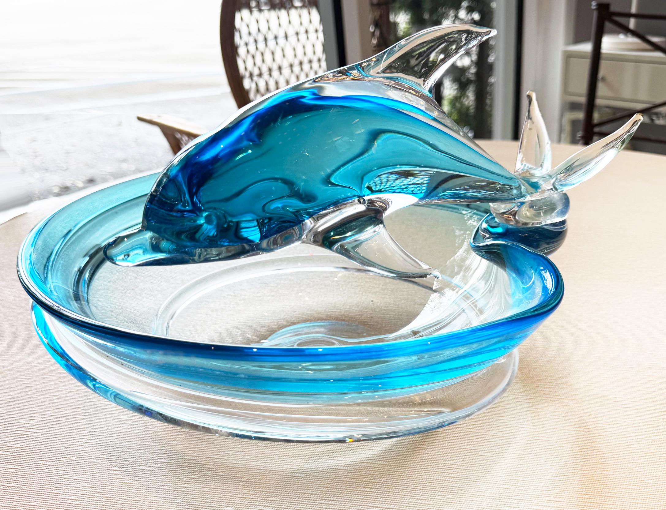 Monumentale Schale aus mundgeblasenem Muranoglas mit Delphin im Vintage-Stil

Zum Verkauf angeboten wird eine sehr große Vintage Murano geblasen Kunst Glasschale mit einem Delphin auf den Wellen reiten. Die mundgeblasene Glasschale hat eine