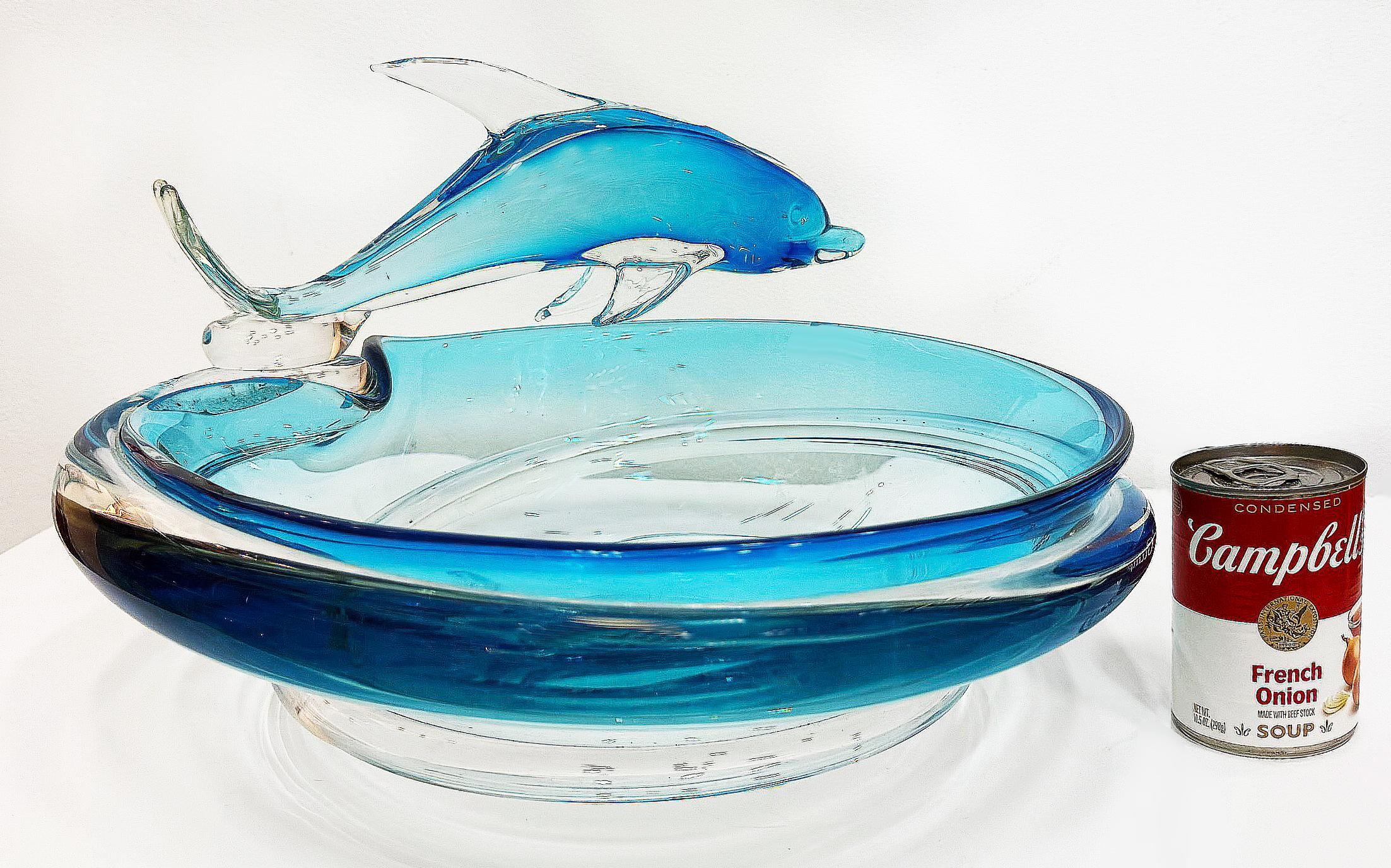 Monumentale Schale aus mundgeblasenem Murano-Glas mit Delphin, der auf den blauen Wellen reitet (Italienisch) im Angebot