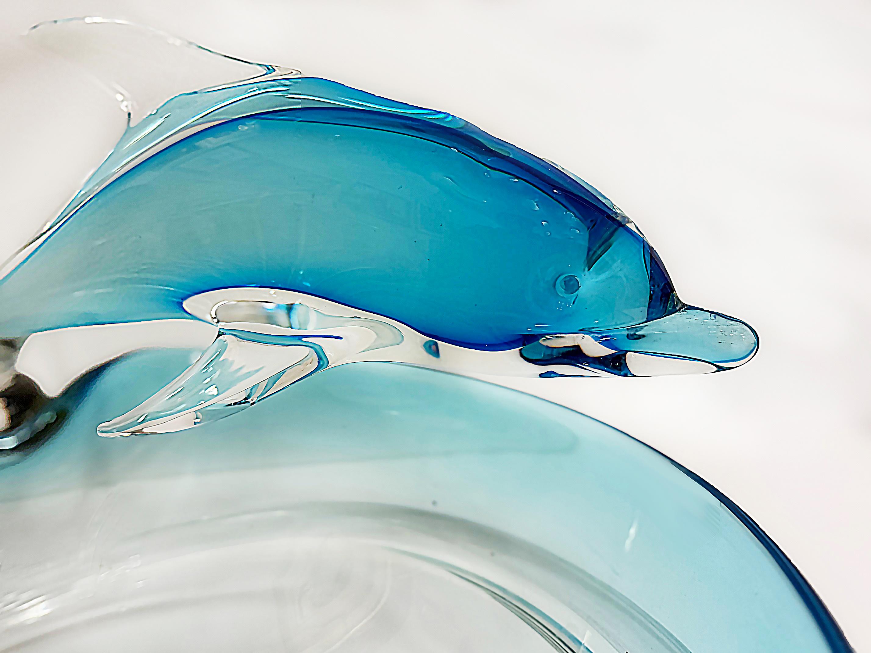 Monumentale Schale aus mundgeblasenem Murano-Glas mit Delphin, der auf den blauen Wellen reitet im Zustand „Gut“ im Angebot in Miami, FL