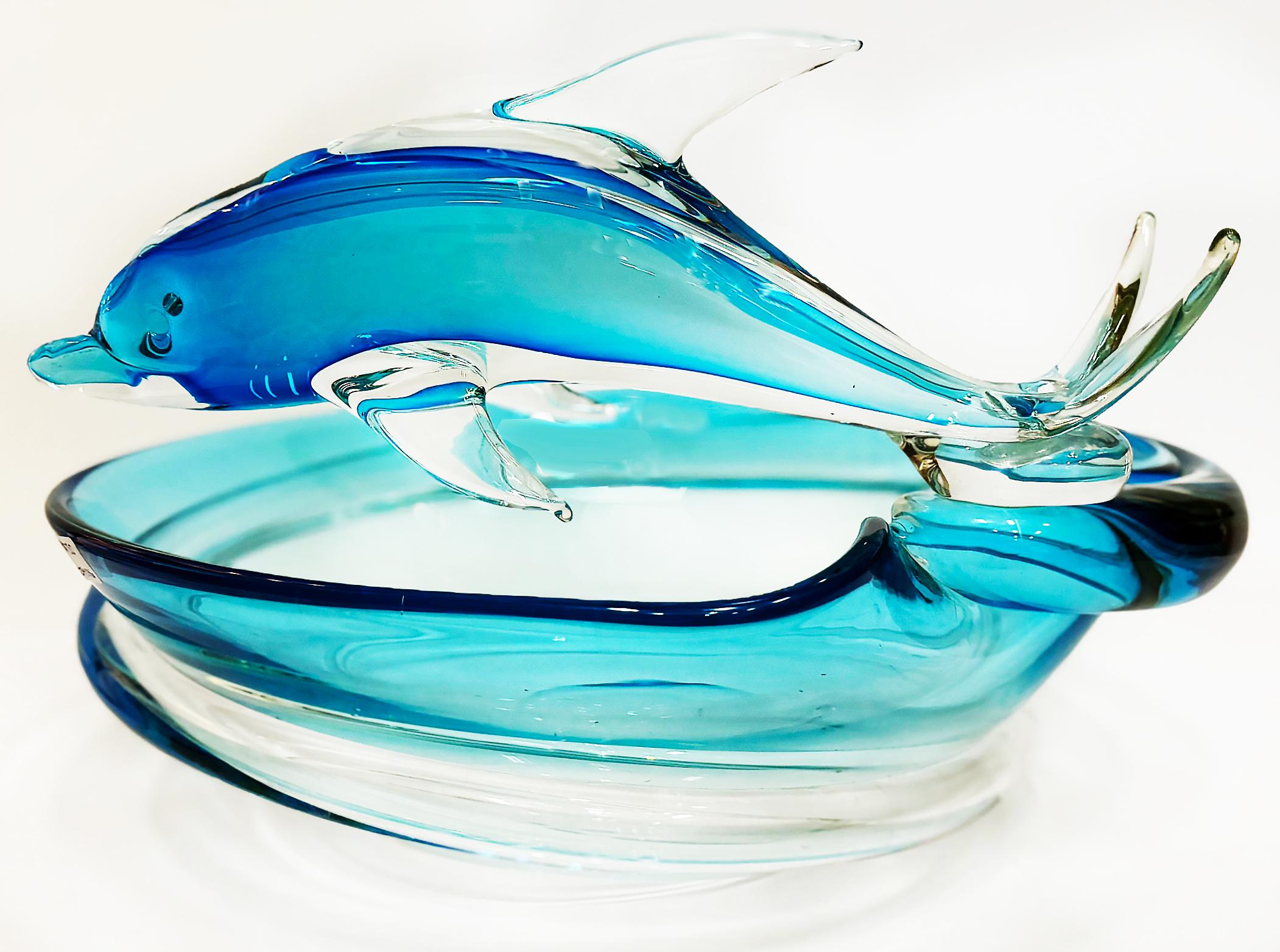 Monumentale Schale aus mundgeblasenem Murano-Glas mit Delphin, der auf den blauen Wellen reitet (20. Jahrhundert) im Angebot