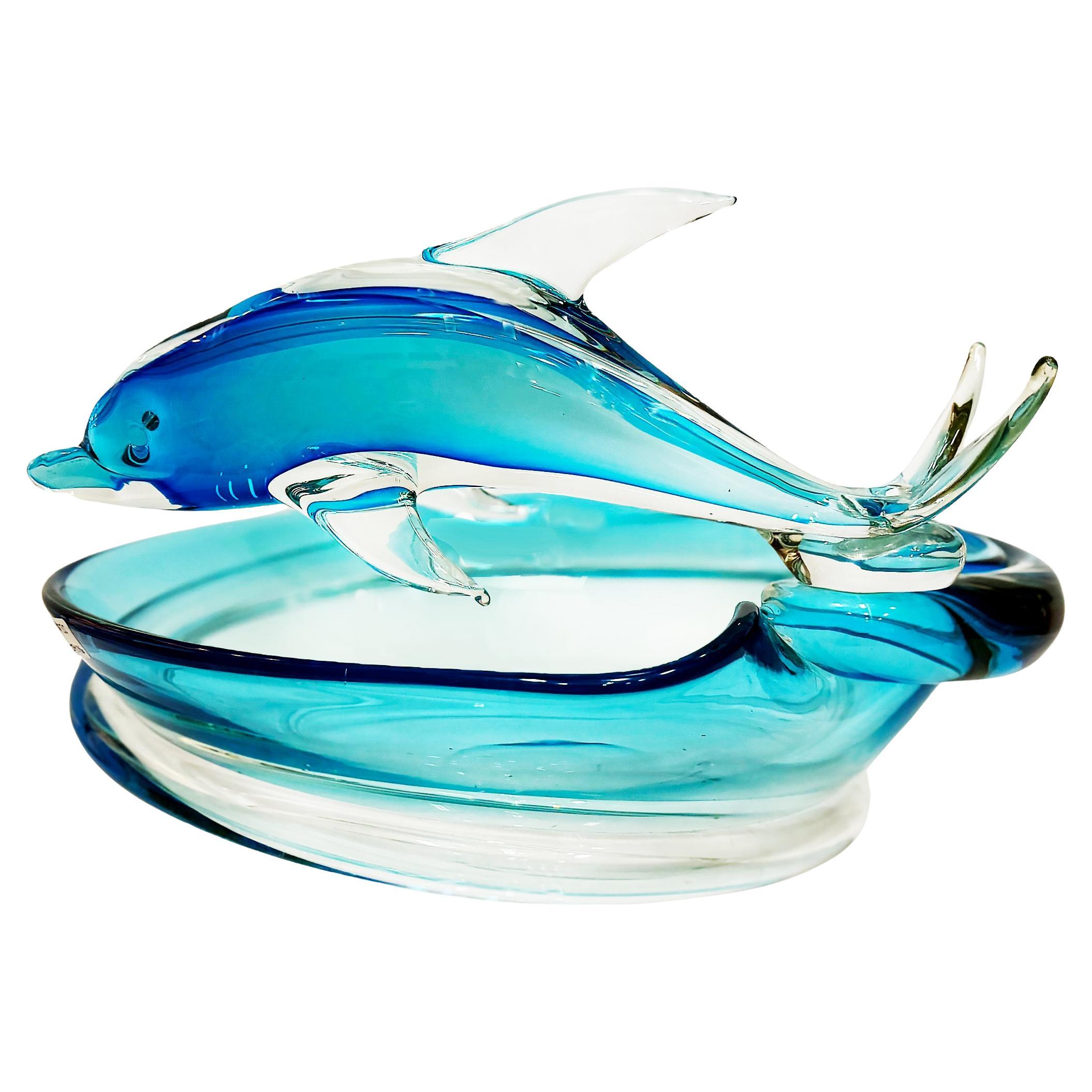 Monumentale Schale aus mundgeblasenem Murano-Glas mit Delphin, der auf den blauen Wellen reitet