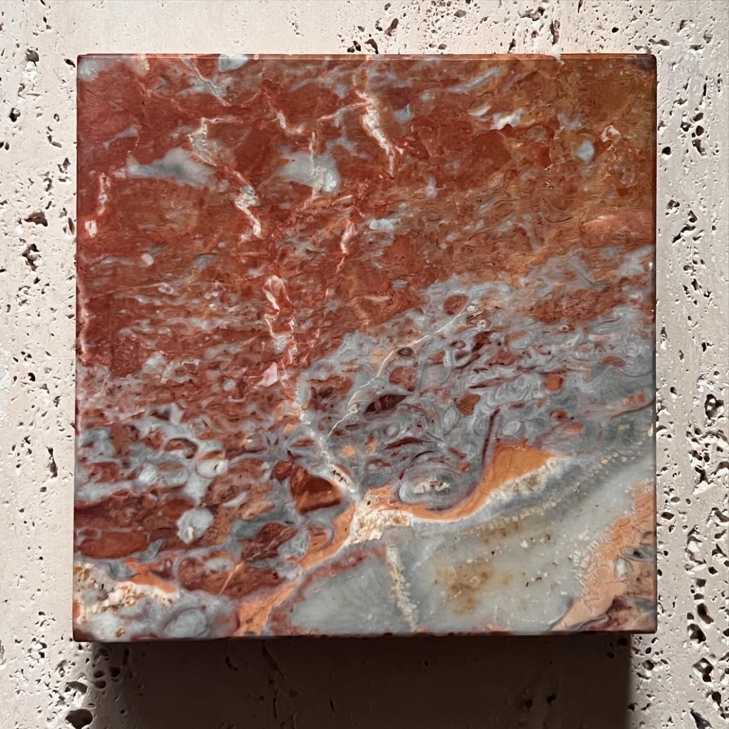 Monumental vintage Italian pink marble ashtray, circa 1960 3