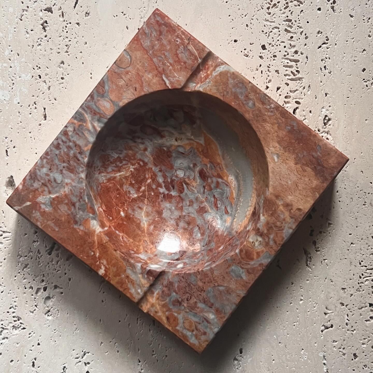 Monumental vintage Italian pink marble ashtray, circa 1960 4