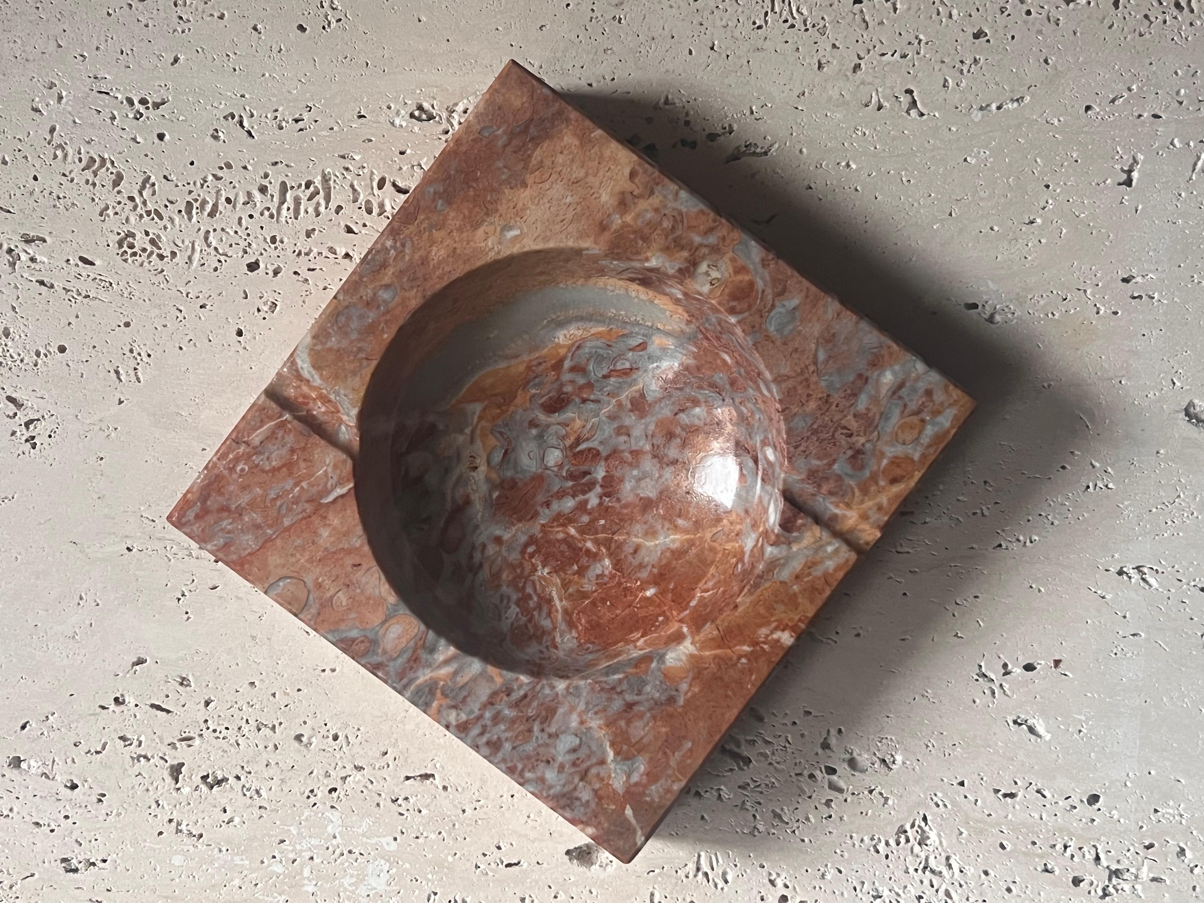 Monumental vintage Italian pink marble ashtray, circa 1960 7