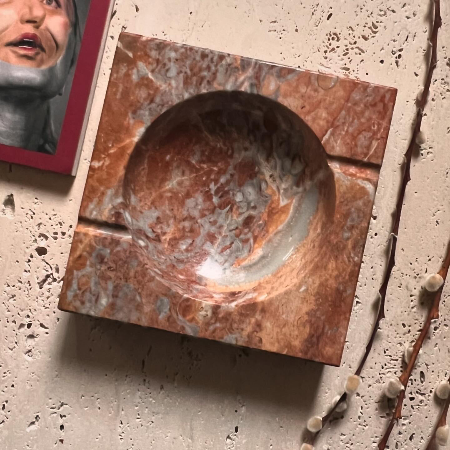 Mid-Century Modern Monumental vintage Italian pink marble ashtray, circa 1960