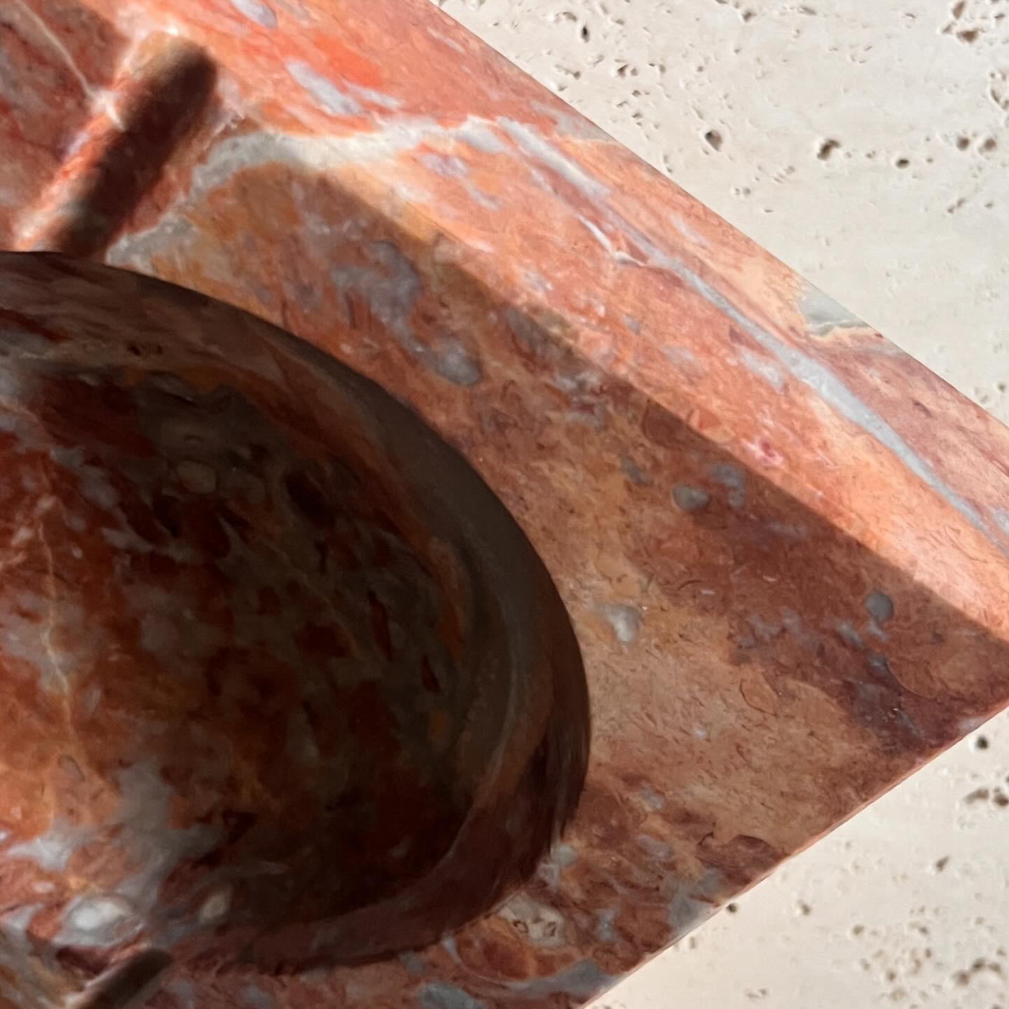 Monumental vintage Italian pink marble ashtray, circa 1960 1