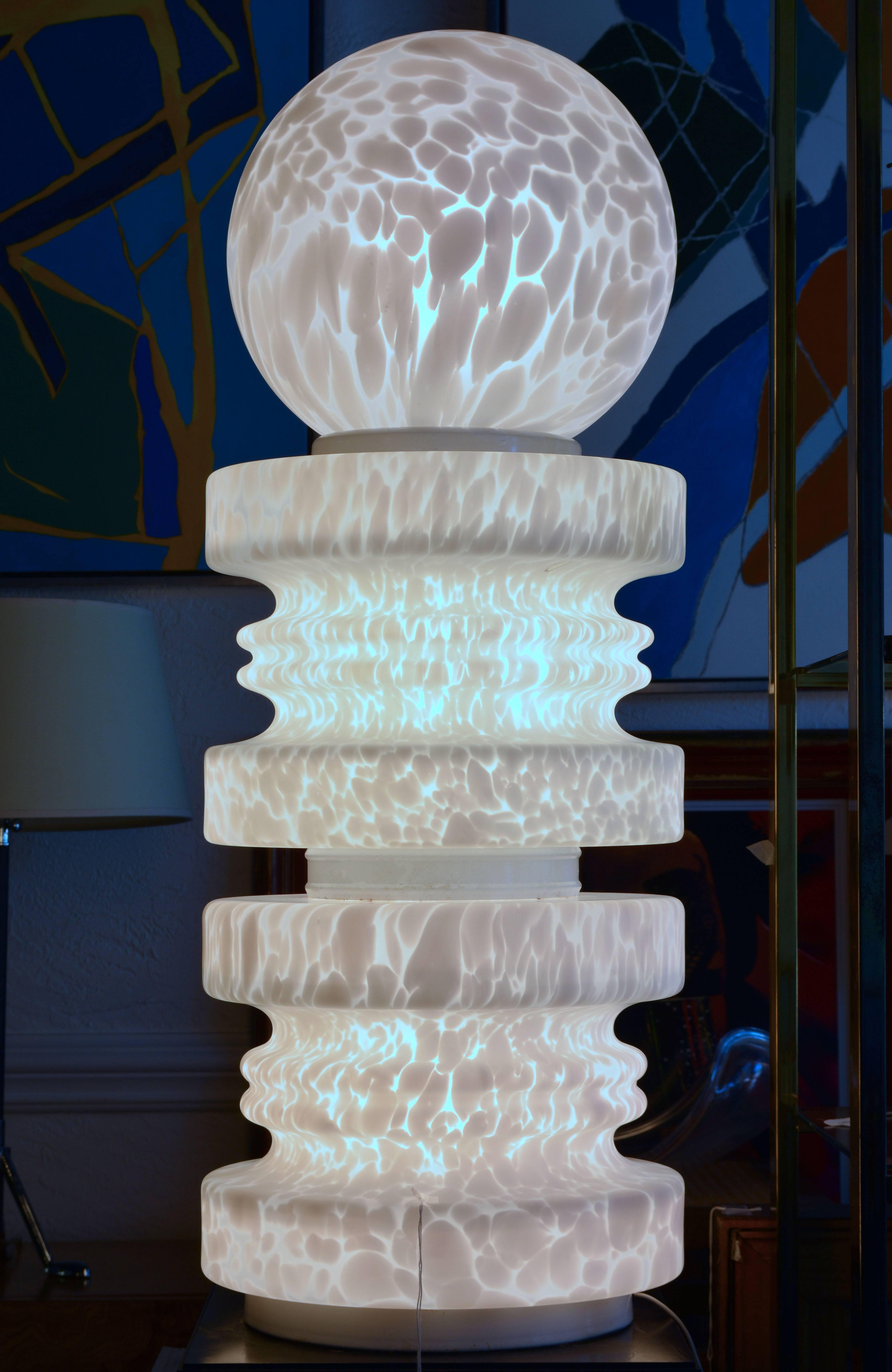 A unique and monumental totem lamp in mottled white and clear / frosted satin Murano glass by Vistosi, Italy. Three separate glass segments, the upper in the shape of a globe, are separated by white enameled metal spacers and resting on an enameled