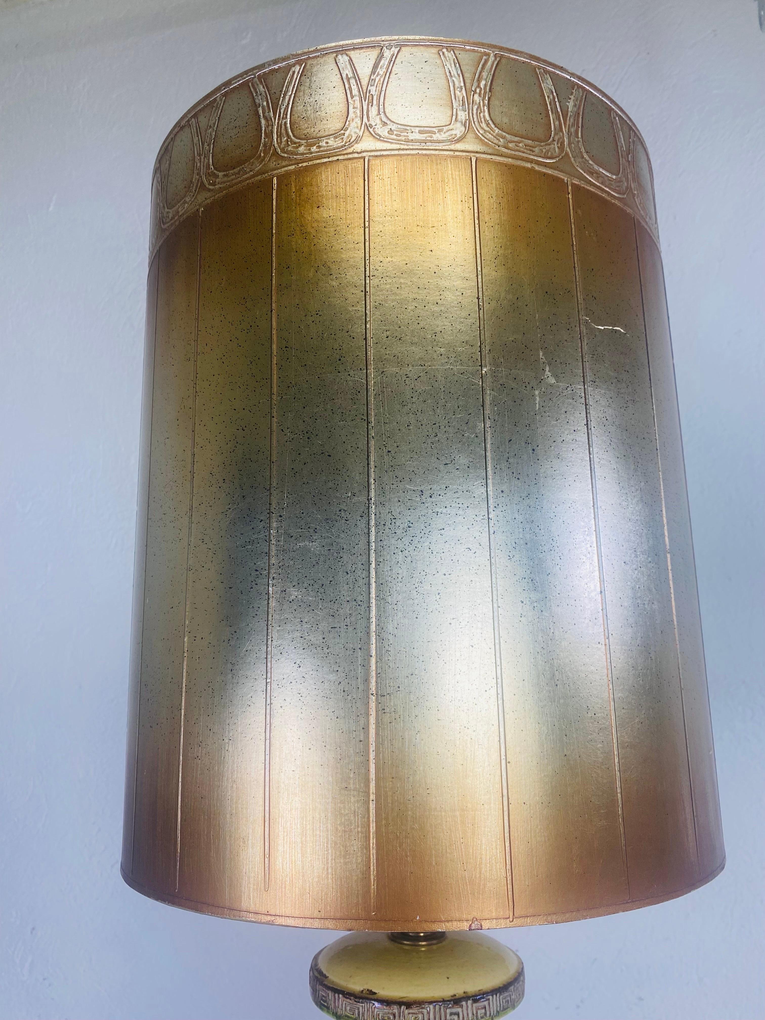 American Monumental vintage pottery  Asianist style table lamp after James Mont For Sale