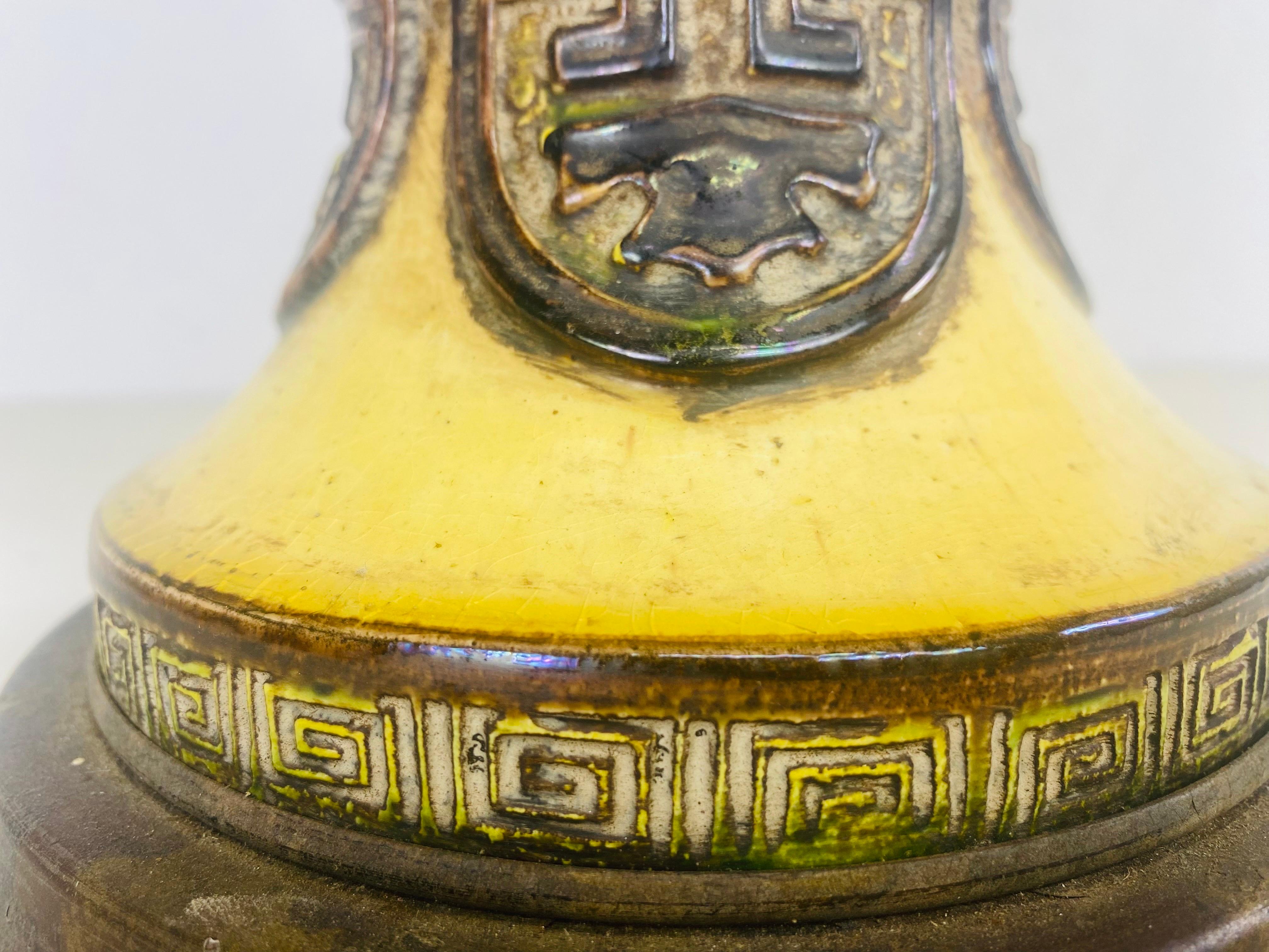 Milieu du XXe siècle Poterie monumentale vintage  Lampe de table de style asiatique d'après James Mont en vente