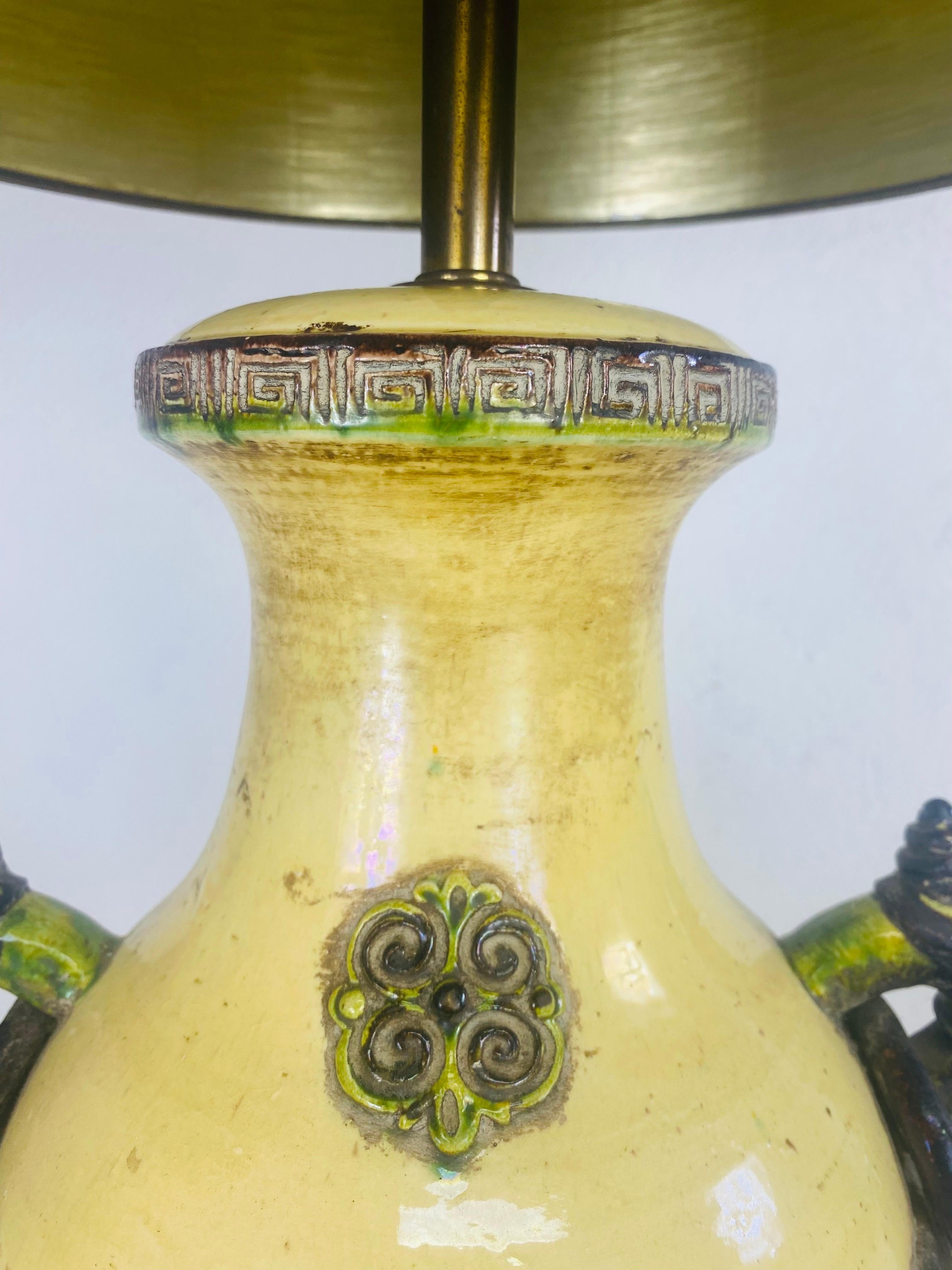 Poteries Poterie monumentale vintage  Lampe de table de style asiatique d'après James Mont en vente