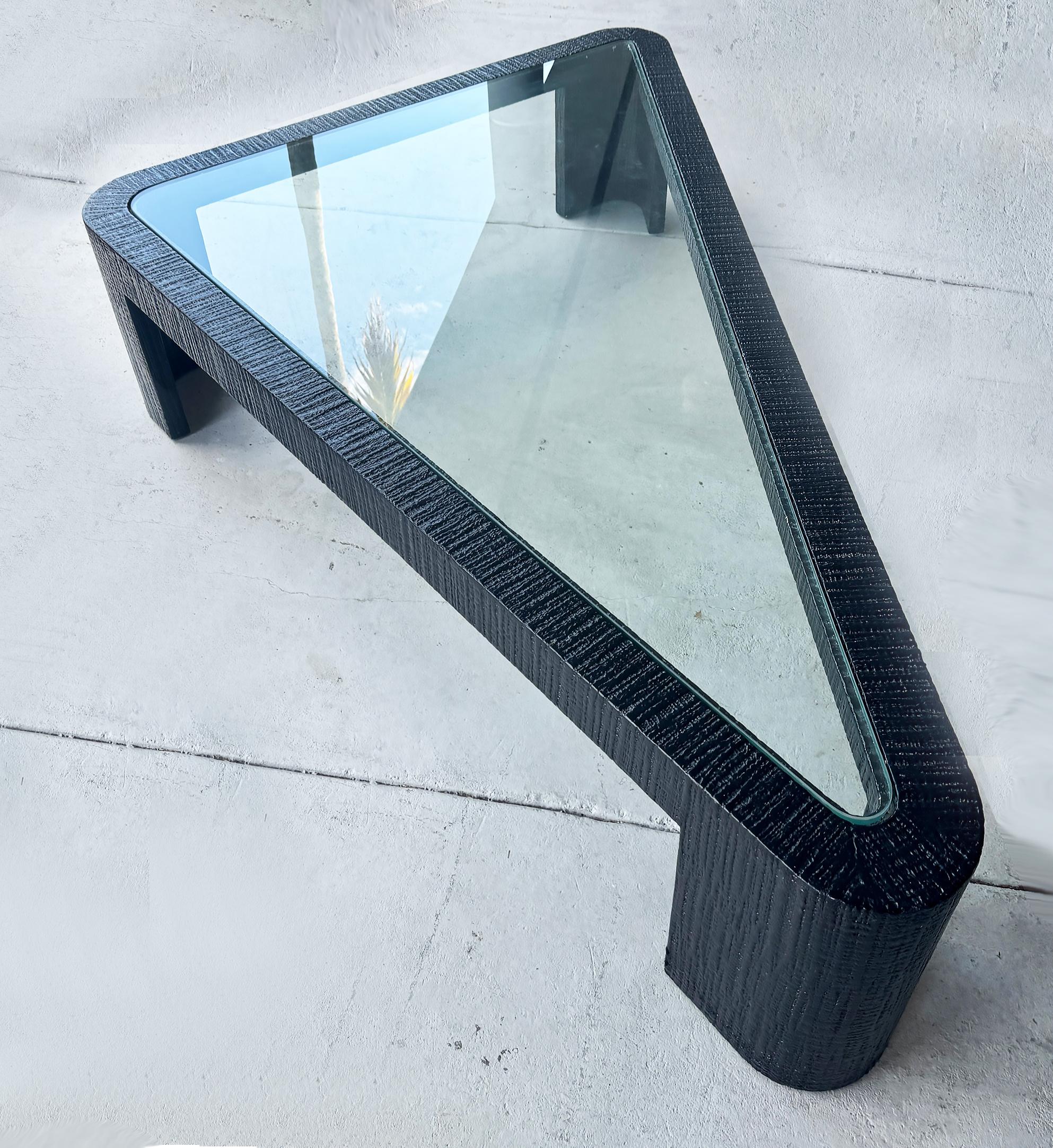 Moderne Monumentale table basse triangulaire vintage, attribuée à Ron Seff en vente