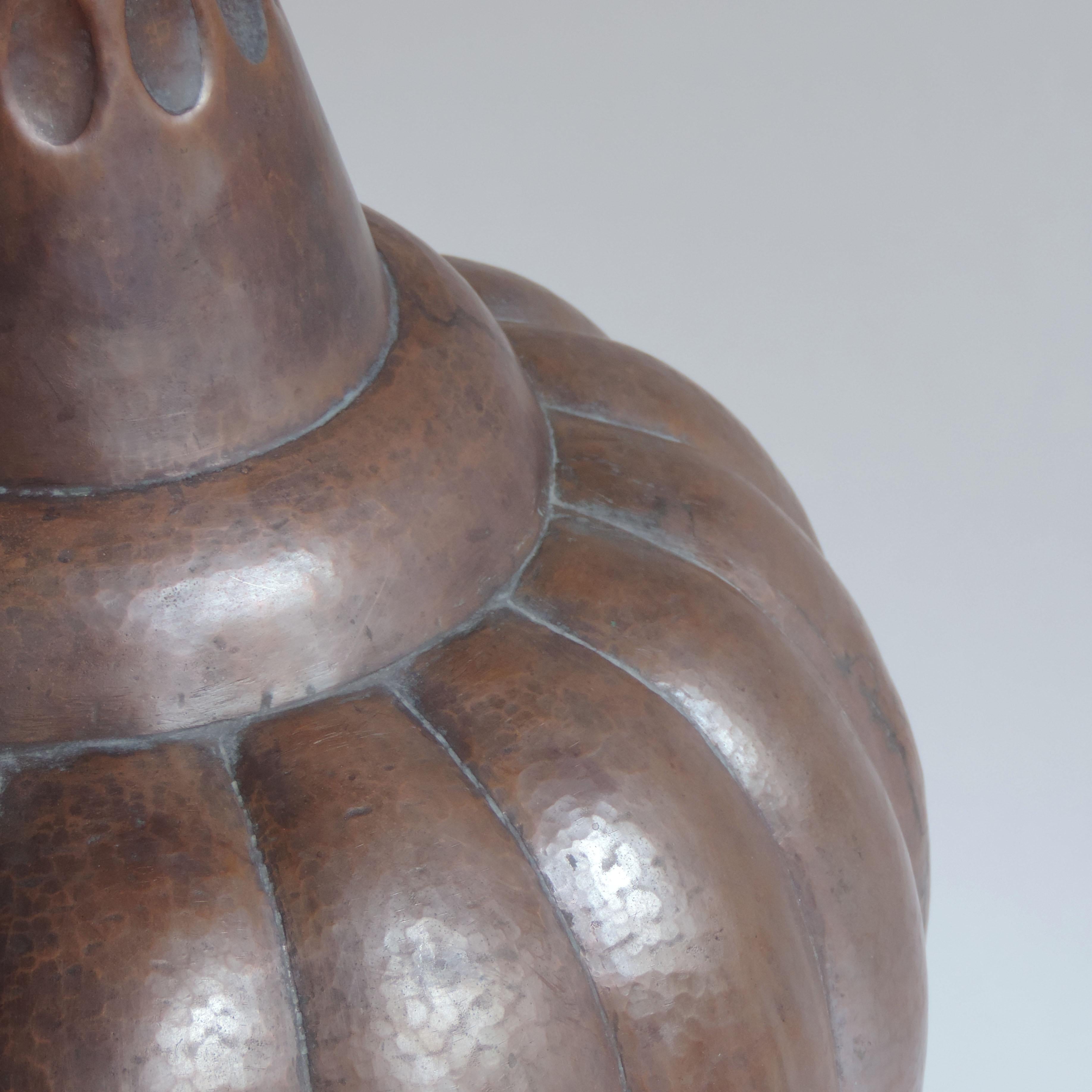 Monumental Vittorio Zecchin hammered copper vase, Italy, 1925
Manufactured for E.N.A.P.I.
Contains a pewter inner vase for flowers
Reference :
- Vittorino Zecchin 1878-1947: pittura, arte, vetri, arti decorative, image 391.
- Domus 05/1925.