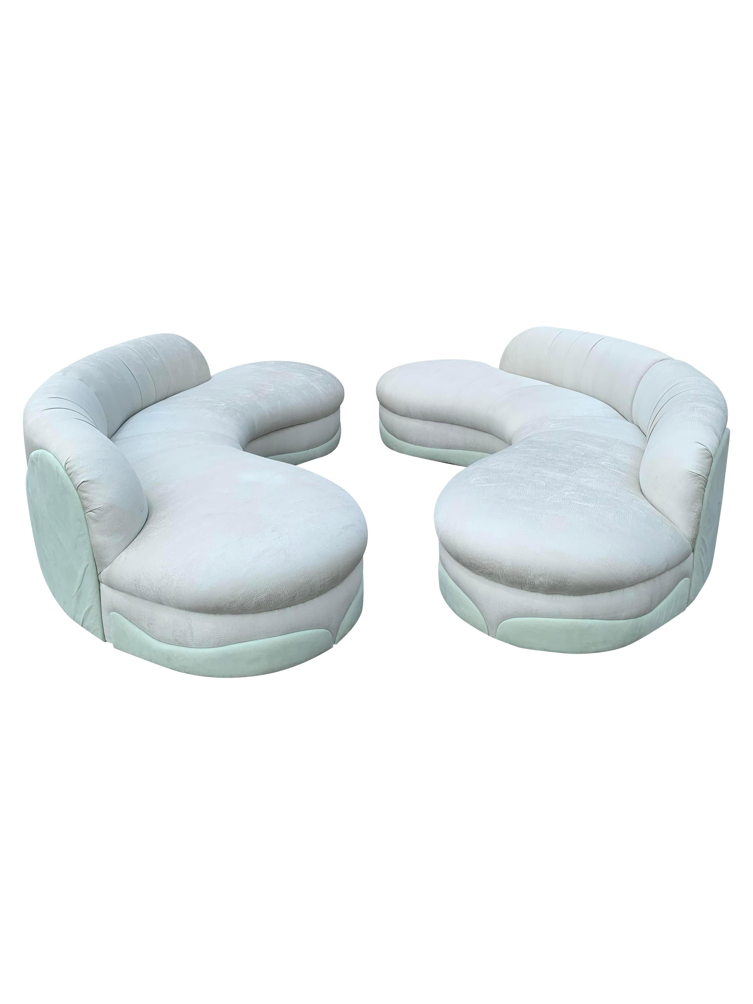 Monumental Sofá Seccional Post Moderno Años 80 Decó.

Haz una declaración audaz con este monumental sofá seccional postmoderno. Esta impresionante pieza presenta un llamativo diseño ondulado y una configuración modular única, perfecta para crear una