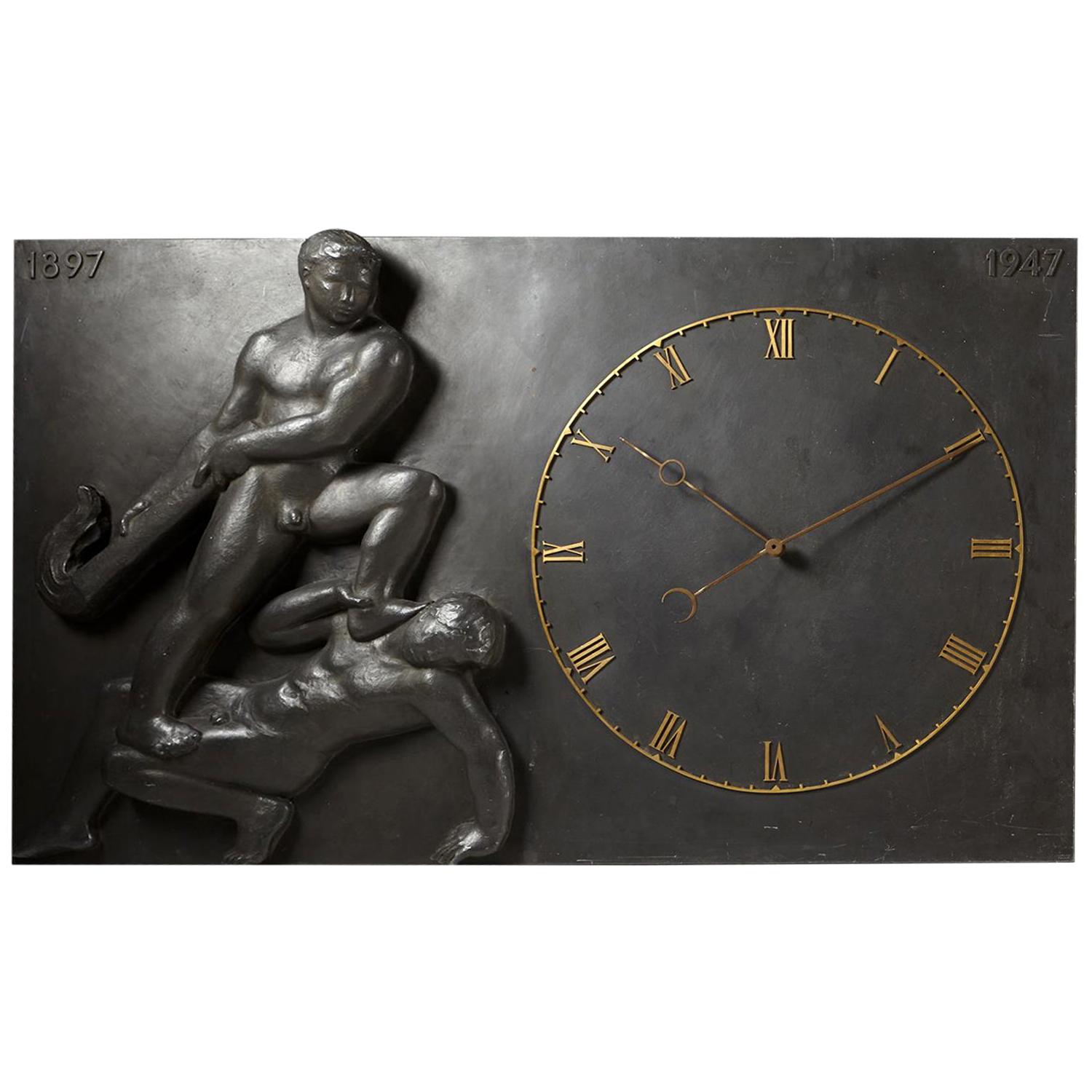 Horloge murale scandinave vintage - Danemark, 1947 Figures en fonte et détails en laiton en vente
