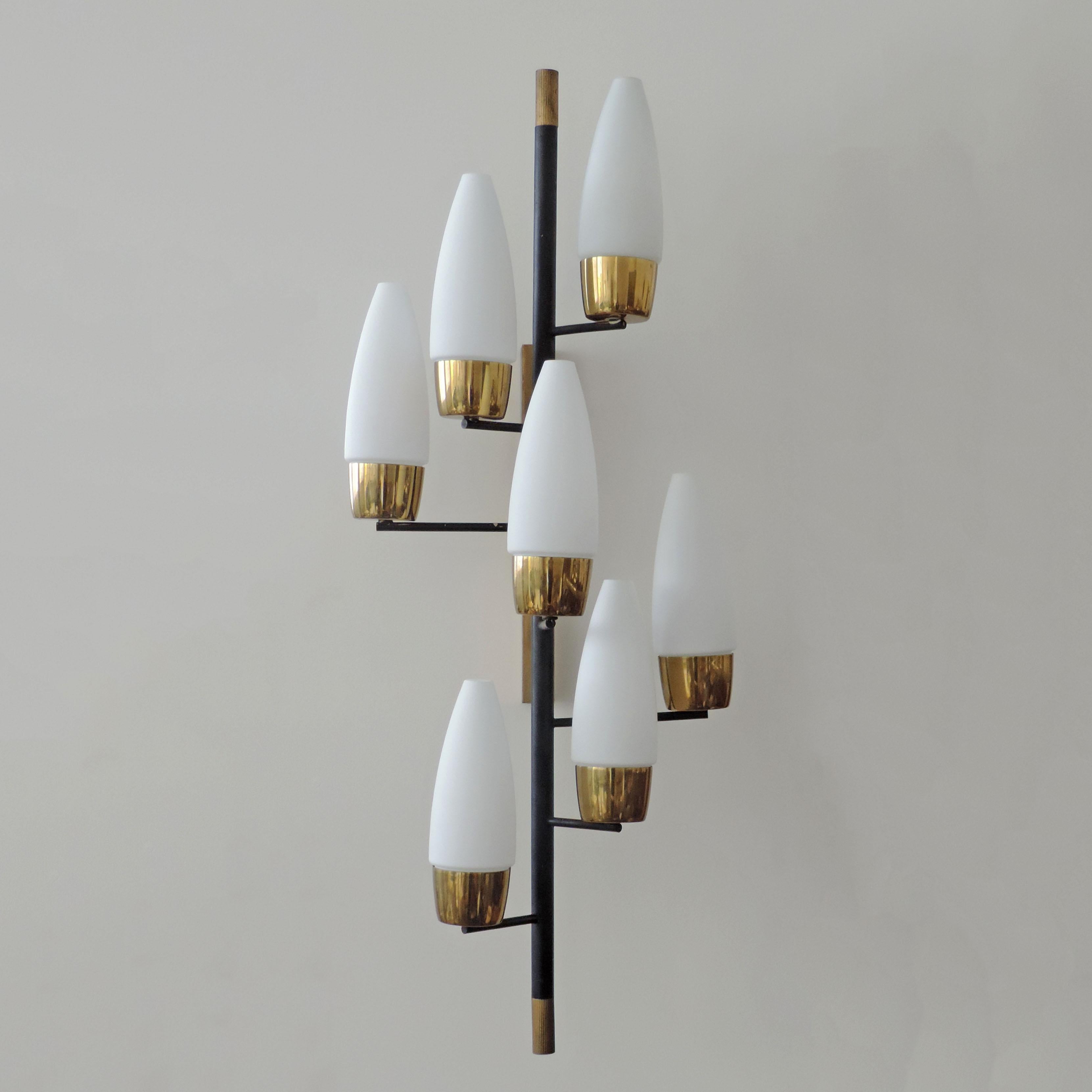 Monumental single wall lamp.
Attributed to Stilnovo, Italy 1950s.
Seven lights.