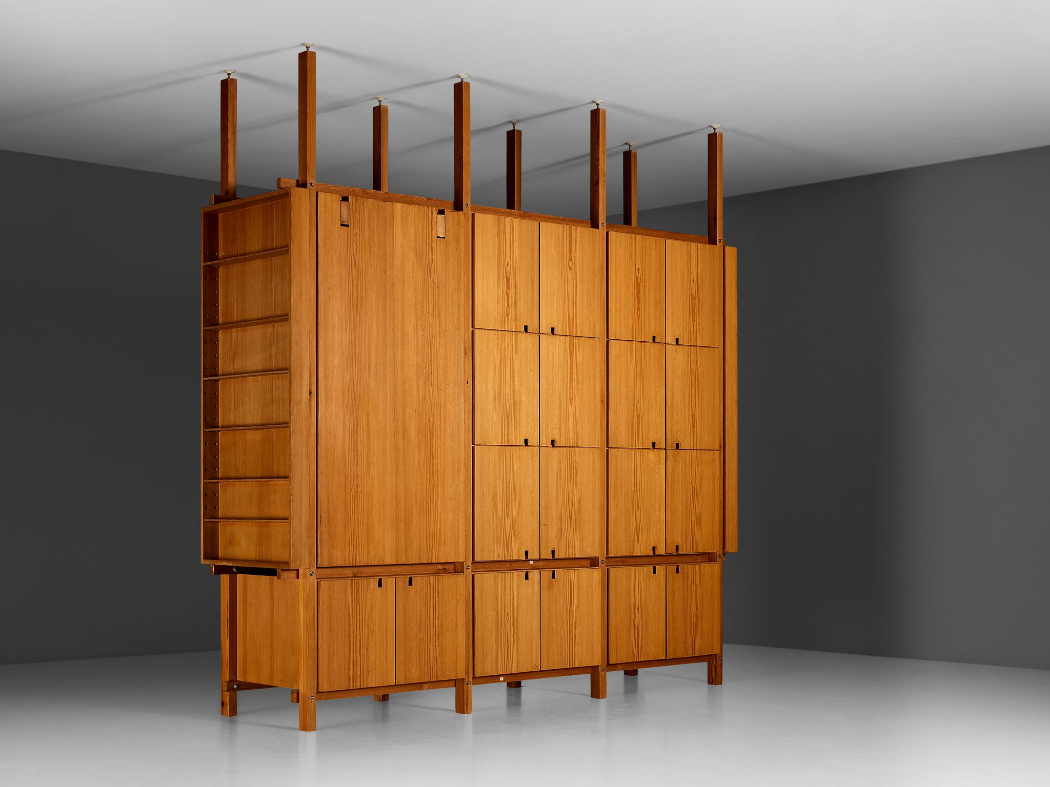 Storage unit, wall unit, room divider, pine, Europe, circa 1970

Monumental and spacious room divider or wall unit crafted meticulously from pine wood. This elegant creation epitomizes both functionality and sophistication, offering an abundance of