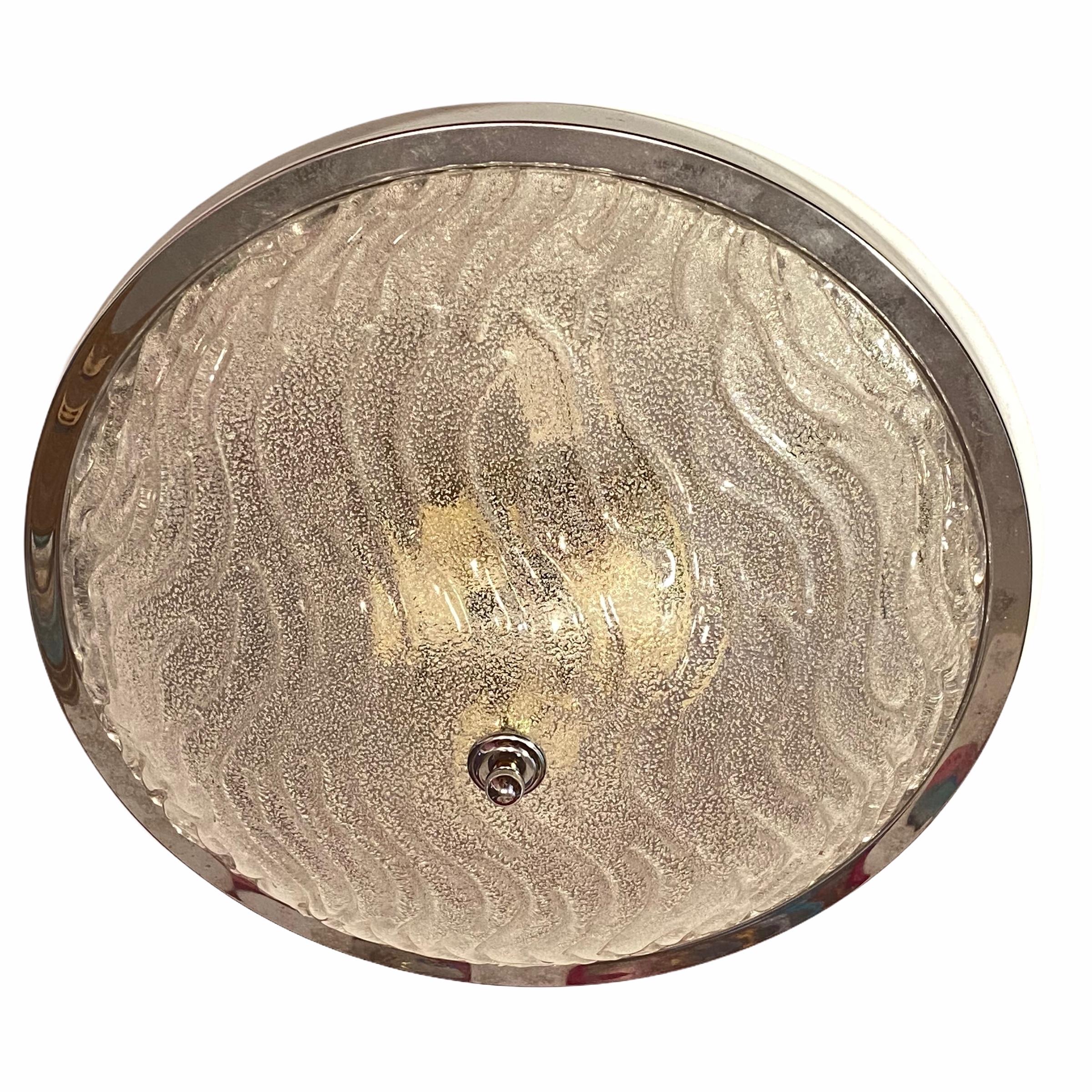 Une étonnante et imposante lampe à encastrer en chrome et en verre de Murano de Fischer Leuchten. Verre très lourd de Murano Glass à motif de vagues. La fixation encastrée nécessite trois ampoules européennes E27 Edison, d'une puissance maximale de